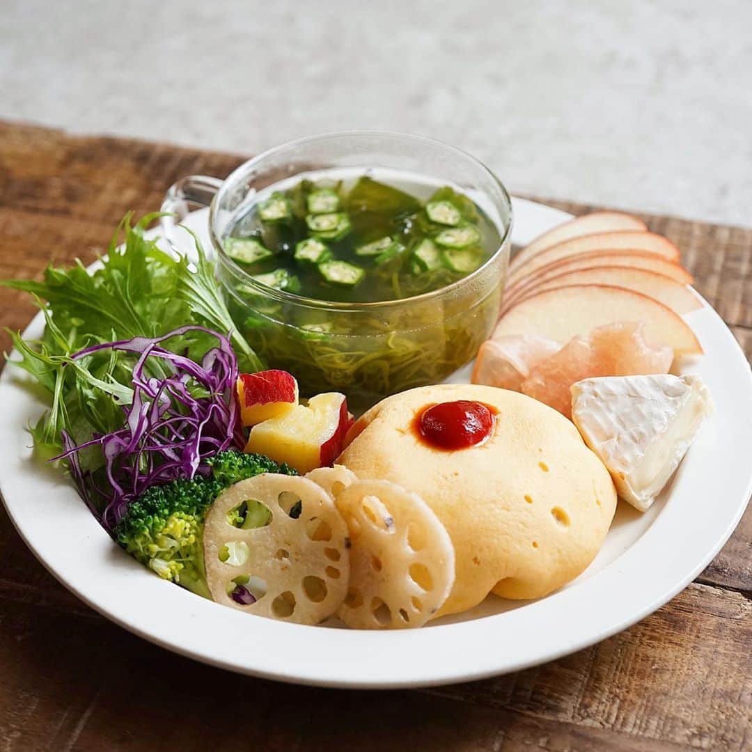 hirokoさんのインスタグラム写真 - (hirokoInstagram)「🌱2020.11.7（土）﻿ ✽.｡.:*・ﾟ #hiroponの朝ごはん﻿ ﻿ いつものワンプレートごはんで﻿ 朝から#しっかり食べるダイエットごはん﻿ ﻿ 今朝はちょっとヘルシーに..﻿ 「めかぶとオクラのねばねばスープ」と﻿ 「蓮根・りんご・さつま芋」の食物繊維で﻿ #腸内環境の改善 ✨﻿ ﻿ そしてサラダチキンでオムライス風に﻿ ↑ ごはんの代わりにサラダチキン使ってま〜す﻿ 【作り方】﻿ ① サラダチキンは1cmぐらいに切ってボウルに﻿ ② 玉ねぎ･パプリカ･ズッキーニも荒みじん切り﻿ ③ ↑を軽く塩コショウで炒める﻿ ④ ①のボウルに入れて混ぜ合わせる🥣﻿ ⑤ 薄焼き卵を焼きお椀に入れ④を入れ包み込む﻿ ﻿ ﻿ menu📝﻿ ▪︎ サラダチキンでオムライス風﻿ ▪︎ めかぶとオクラのねばねばスープ﻿ ▪︎ 生ハム&カマンベールチーズ﻿ ▪︎ グリーンサラダ&ブロッコリー﻿ ▪︎ さつま芋のレモン煮﻿ ▪︎ りんご﻿ ﻿ ﻿ ﻿ ﻿ .........The end 🥢﻿ #朝ごはん #朝時間 #hiroponのワンプレートごはん #しっかり食べるダイエットごはん #ダイエット中でも食べる #インスタフード #おうちごはん通信 #おうちごはんLover #くらしメイド #フーディーテーブル #マカロニメイト #デリミア #デリスタグラマー #バランスの良い食事 #てづくりごはん365 #うちのシェフ #オリーブノートアンバサダー #ヨムーノメイト #日々の暮らし #おうち時間 #snapdish #macaroni #locari_kitchen #lin_stagrammer #モーニングプレート﻿ ・」11月7日 11時00分 - hiropon0201