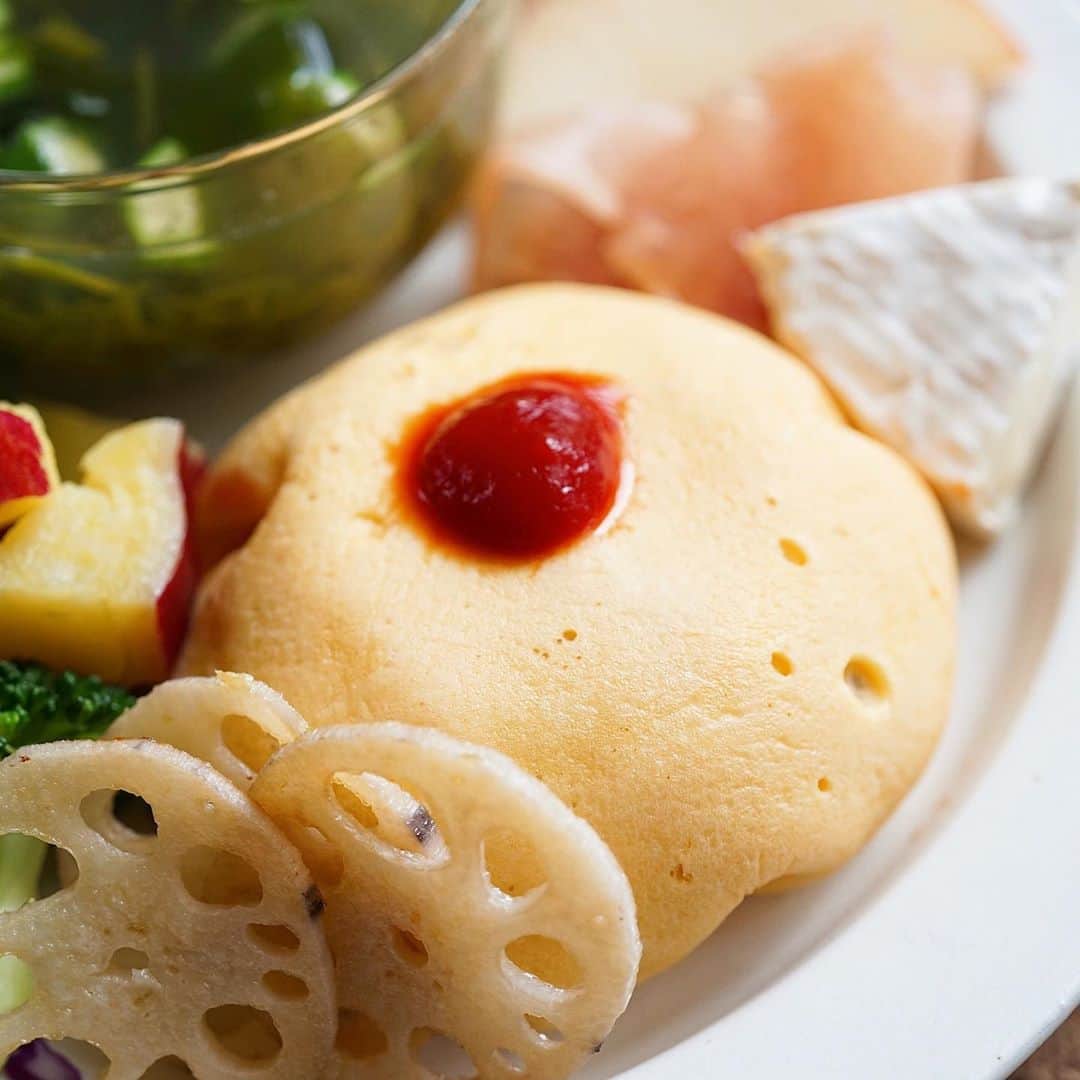 hirokoさんのインスタグラム写真 - (hirokoInstagram)「🌱2020.11.7（土）﻿ ✽.｡.:*・ﾟ #hiroponの朝ごはん﻿ ﻿ いつものワンプレートごはんで﻿ 朝から#しっかり食べるダイエットごはん﻿ ﻿ 今朝はちょっとヘルシーに..﻿ 「めかぶとオクラのねばねばスープ」と﻿ 「蓮根・りんご・さつま芋」の食物繊維で﻿ #腸内環境の改善 ✨﻿ ﻿ そしてサラダチキンでオムライス風に﻿ ↑ ごはんの代わりにサラダチキン使ってま〜す﻿ 【作り方】﻿ ① サラダチキンは1cmぐらいに切ってボウルに﻿ ② 玉ねぎ･パプリカ･ズッキーニも荒みじん切り﻿ ③ ↑を軽く塩コショウで炒める﻿ ④ ①のボウルに入れて混ぜ合わせる🥣﻿ ⑤ 薄焼き卵を焼きお椀に入れ④を入れ包み込む﻿ ﻿ ﻿ menu📝﻿ ▪︎ サラダチキンでオムライス風﻿ ▪︎ めかぶとオクラのねばねばスープ﻿ ▪︎ 生ハム&カマンベールチーズ﻿ ▪︎ グリーンサラダ&ブロッコリー﻿ ▪︎ さつま芋のレモン煮﻿ ▪︎ りんご﻿ ﻿ ﻿ ﻿ ﻿ .........The end 🥢﻿ #朝ごはん #朝時間 #hiroponのワンプレートごはん #しっかり食べるダイエットごはん #ダイエット中でも食べる #インスタフード #おうちごはん通信 #おうちごはんLover #くらしメイド #フーディーテーブル #マカロニメイト #デリミア #デリスタグラマー #バランスの良い食事 #てづくりごはん365 #うちのシェフ #オリーブノートアンバサダー #ヨムーノメイト #日々の暮らし #おうち時間 #snapdish #macaroni #locari_kitchen #lin_stagrammer #モーニングプレート﻿ ・」11月7日 11時00分 - hiropon0201