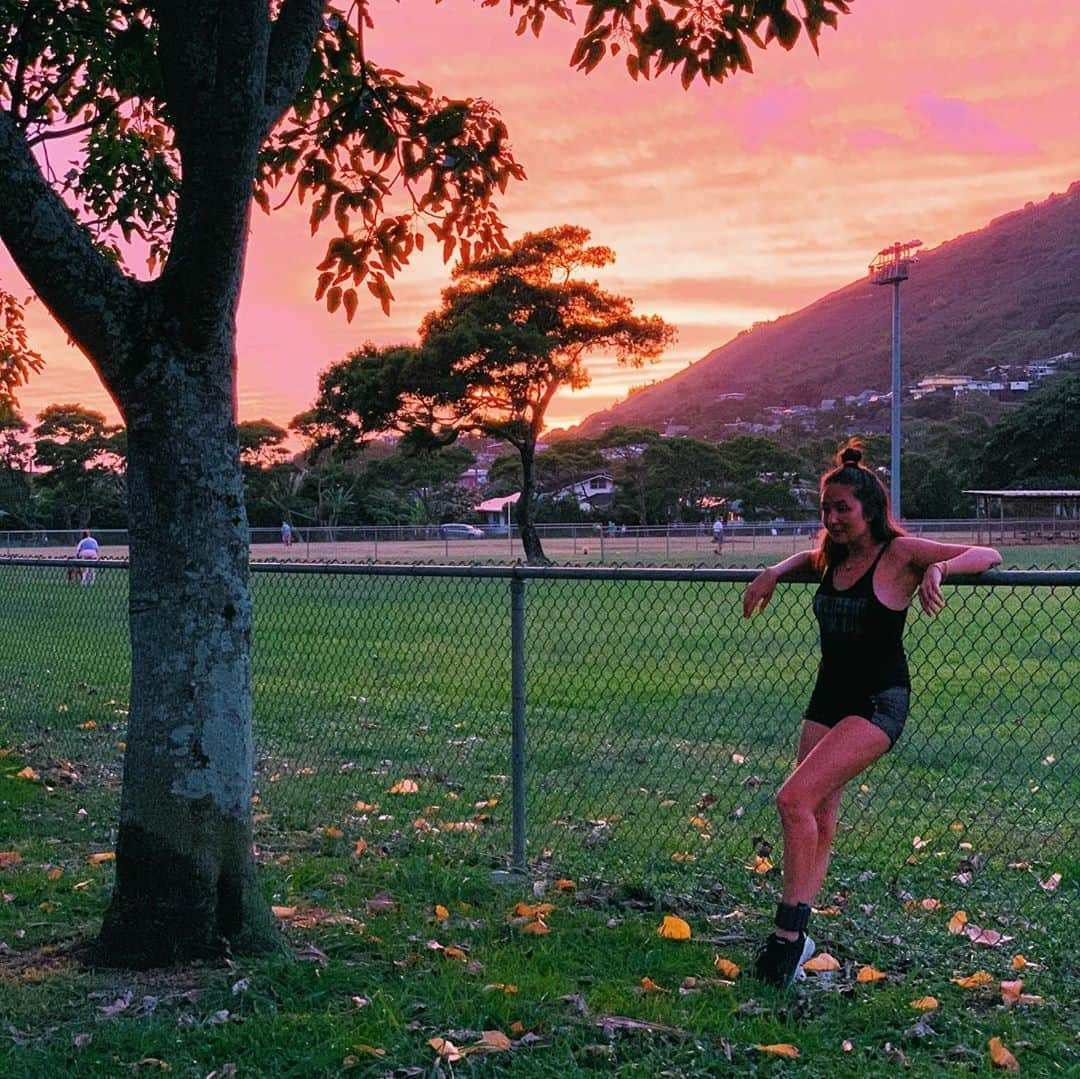 アリッサ ウーテンさんのインスタグラム写真 - (アリッサ ウーテンInstagram)「Got to witness an amazing sunset while taking an evening stroll with Noa 💕 gotta multi task so I’m wearing my @bala ankle weights from @revolve #revolveme Check my stories to swipe up to shop + details ❤️ #リボルブビューティー」11月7日 11時04分 - alyssawooten