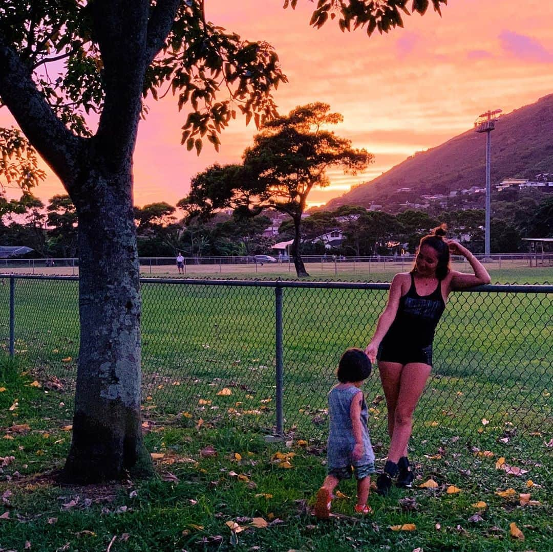 アリッサ ウーテンさんのインスタグラム写真 - (アリッサ ウーテンInstagram)「Got to witness an amazing sunset while taking an evening stroll with Noa 💕 gotta multi task so I’m wearing my @bala ankle weights from @revolve #revolveme Check my stories to swipe up to shop + details ❤️ #リボルブビューティー」11月7日 11時04分 - alyssawooten