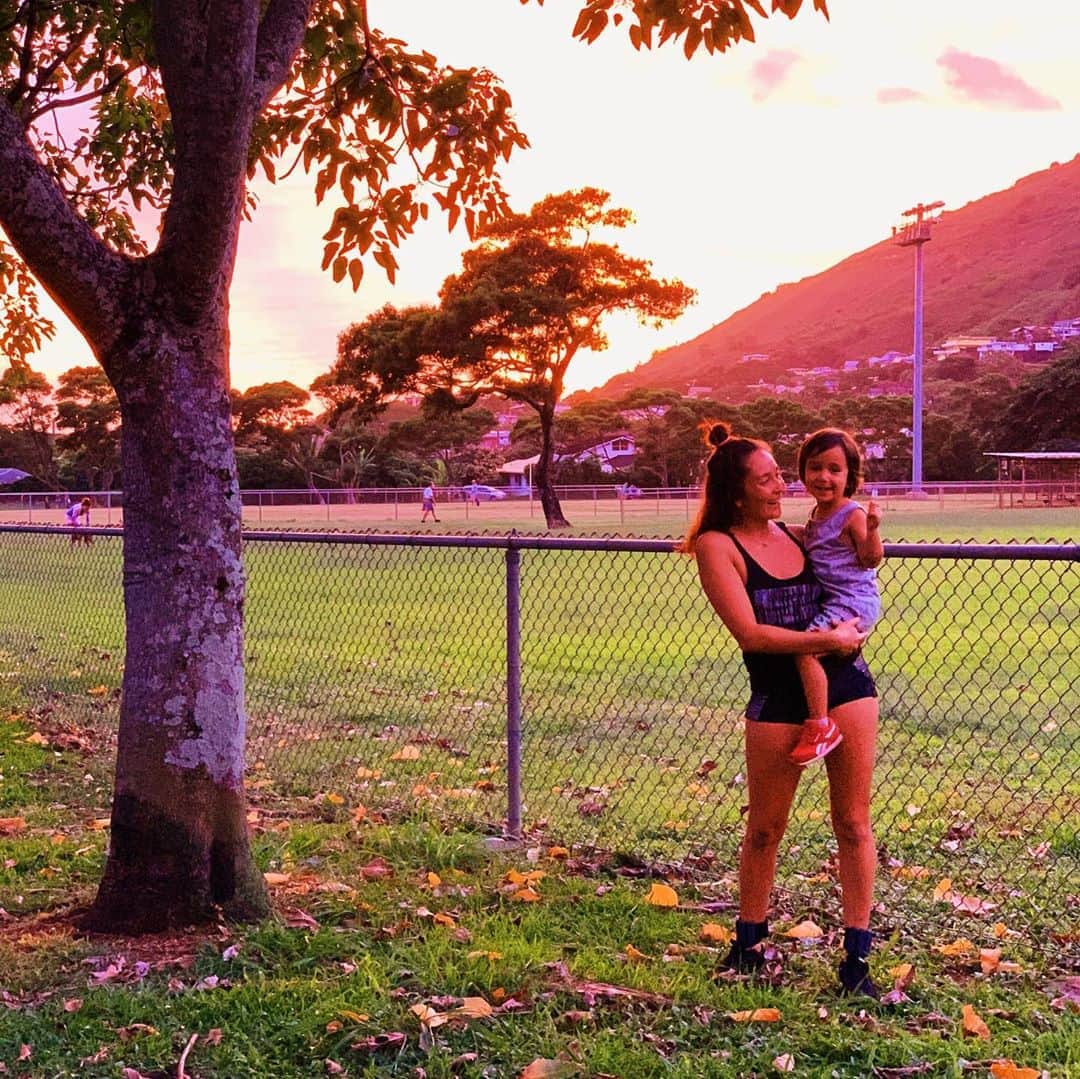 アリッサ ウーテンのインスタグラム：「Got to witness an amazing sunset while taking an evening stroll with Noa 💕 gotta multi task so I’m wearing my @bala ankle weights from @revolve #revolveme Check my stories to swipe up to shop + details ❤️ #リボルブビューティー」