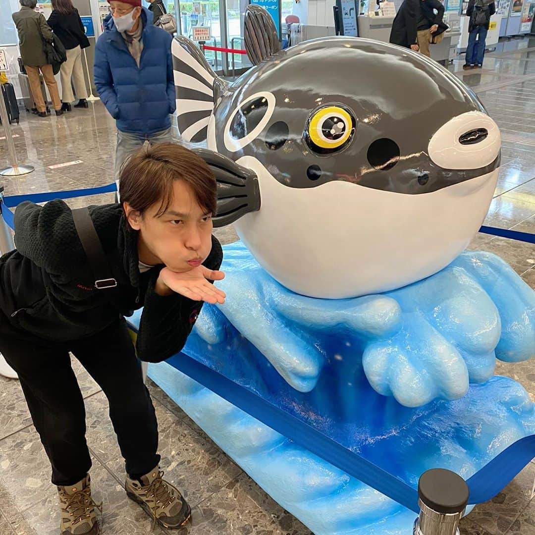 谷本貴義のインスタグラム：「今日と明日はフジグラン山口さんで歌うよ。あ、コロナの何がしか以来、お客さんの前で歌うのは初めてです。どんな感じになるのかー！  #山口市 #フジグラン #イベント #宇部空港 #フグ」