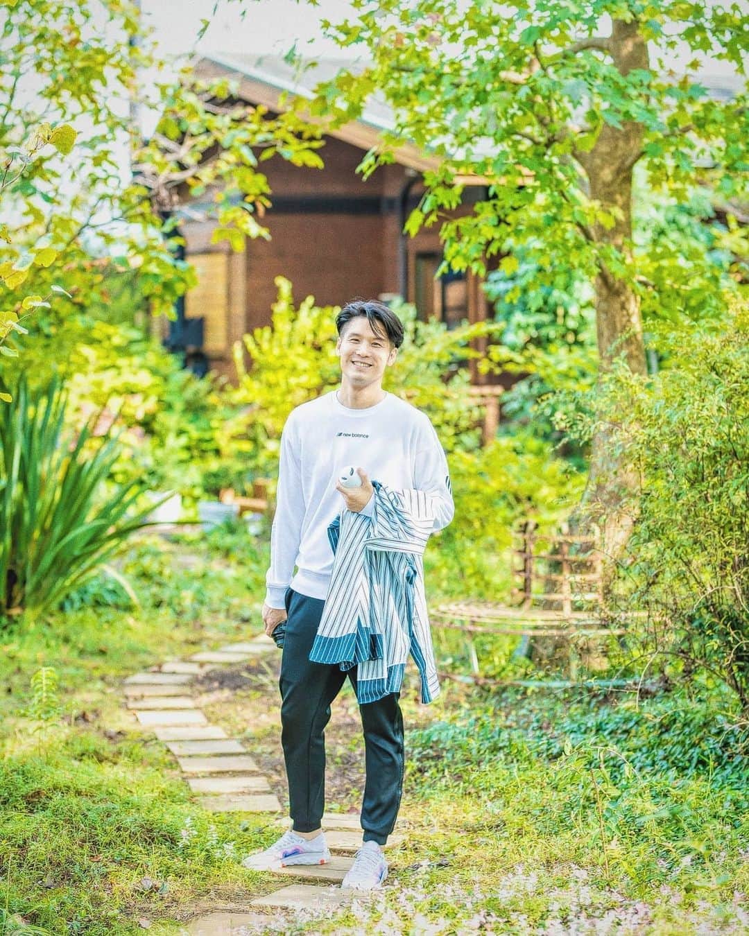 梅川壱ノ介（舞踊家）のインスタグラム：「朝のお散歩  𝐆𝐞𝐭𝐭𝐢𝐧𝐠 𝐮𝐩 𝐢𝐧 𝐭𝐡𝐞 𝐦𝐨𝐫𝐧𝐢𝐧𝐠 𝐚𝐧𝐝 𝐭𝐚𝐤𝐢𝐧𝐠 𝐚 𝐰𝐚𝐥𝐤. ￣￣￣￣￣￣￣￣￣￣￣￣￣￣￣￣￣￣￣￣￣￣￣ 朝起きて、森の中の散歩は最高の至福の時間ですよね✨✨✨  photo  by @cotaroishii  #梅川壱ノ介 #日本舞踊 #舞踊家 #伝統芸能 #日本文化 #にほん #伝統美 #日本の四季 #日本の美 #自然 #森の散歩 #お散歩 #大自然  #至福の時間」