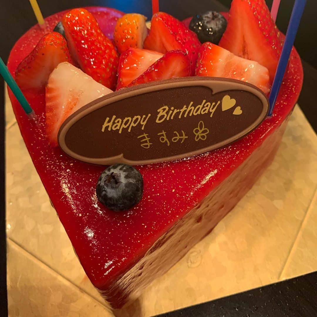 keikoのインスタグラム：「少し早いまみのお誕生日サプライズ成功💖 なんかあたしが緊張した🤣 今年は色々あり、みんなのお誕生日会できなかったり集まれなかったけど久々に大好きなみんなに会えて楽しかった☺️💕 そして幸せを沢山沢山貰えた！ そんな一日に感謝♡もう10代からのお付き合いよ。早いね笑 . . #看護師 #介護士 #証券マン #一人キャバ嬢 #次は忘年会しよ♡」