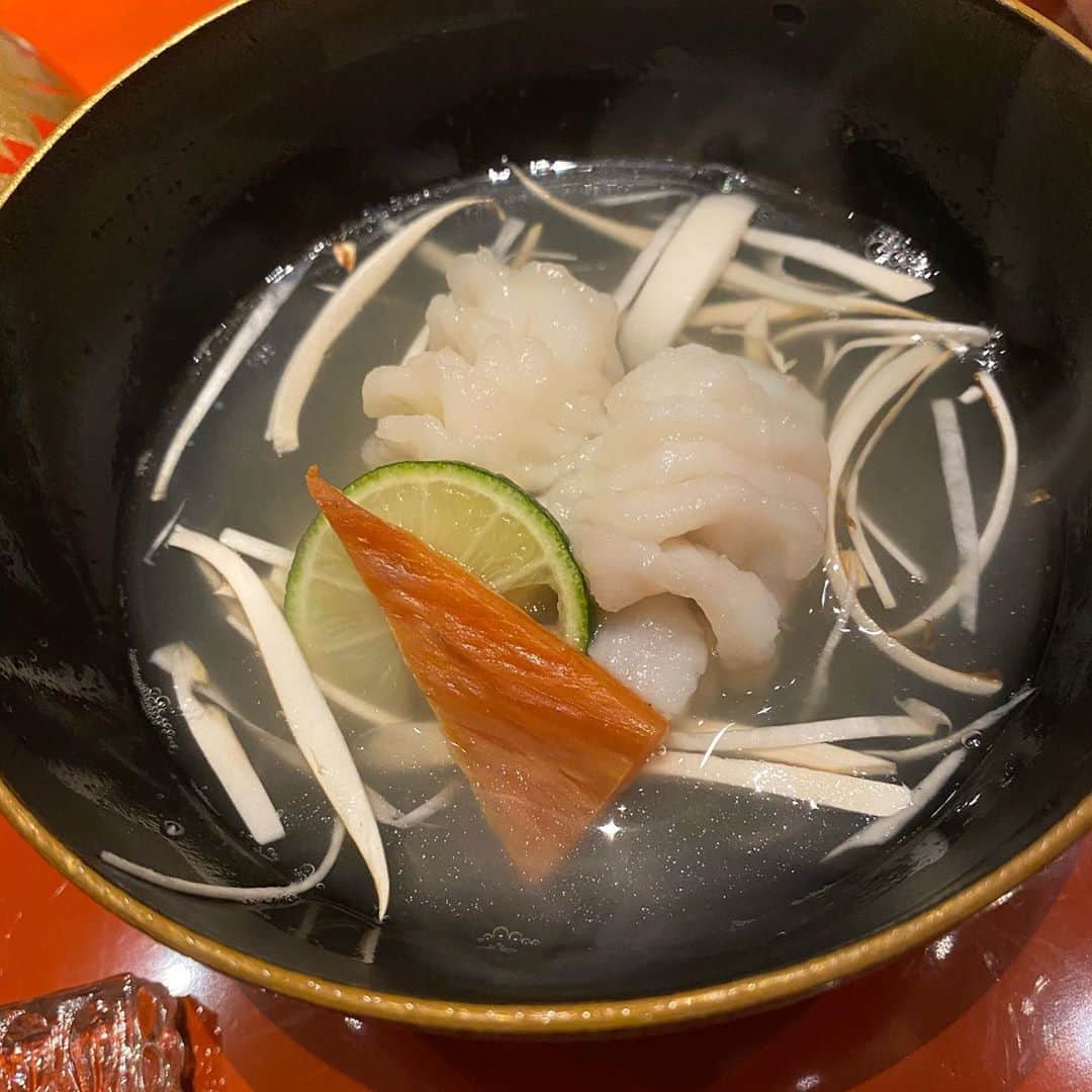 GENKINGの釜飯さんのインスタグラム写真 - (GENKINGの釜飯Instagram)「私が一番好きな食べ物はお寿司🍣 色んな好きなお寿司屋さんがあるけど、ここは完全個室でお客様と合わないからしっぽり食べれるのと、迫力あるから紹介します👏w #初音鮨 #hatsunezushi」11月7日 11時12分 - genkingkitchen
