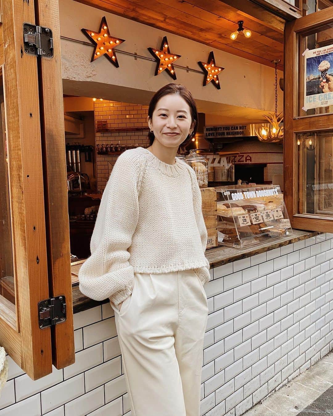 Eri Koyamaのインスタグラム：「. 1つ前のポストの引きver 可愛いニット渋滞中🤢 . お気に入りのホワイトコーデ⚪️ ニットもパンツも入荷してるよ . . @ungrid_official @ungrid_staffsnap @eri_koyama_ #153cmコーデ」