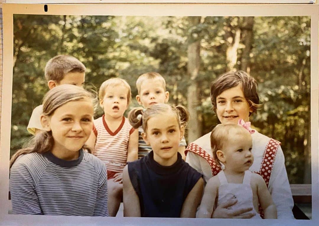 エリザベス・パーキンスさんのインスタグラム写真 - (エリザベス・パーキンスInstagram)「Miss everyone being together during these unsettling times. Miss those still here, miss those gone too soon. Miss my family. ❤️❤️ @lmpsoapworks @sgalley3 @cheesusalfredo」11月7日 11時18分 - elizabethperkins