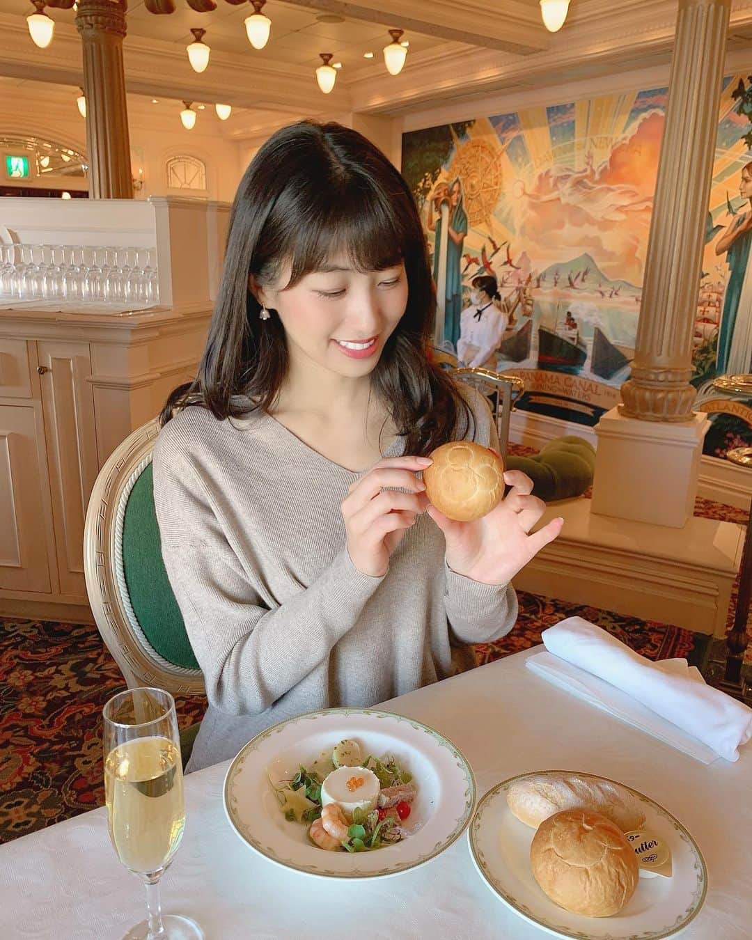 関根ささらさんのインスタグラム写真 - (関根ささらInstagram)「#東京ディズニーシー にある #ssコロンビアダイニングルーム にてランチ🍽☀️🌈 . . ずっと行ってみたかったのだけど、先日親友ひなひの誕生日だったのでお祝いしに行ってきました🥳🥳よく一緒にお泊まりディズニーしてる安定の仲良し3人で♡ . . #ディズニークリスマス の #シーズナルメニュー #シェフのおすすめセット をいただきました🙏🍴どれも美味しくて感動しちゃった🥺💗 . . 最後のデザートに「Happy birthday」のプレートつけてくれてでてきました🎉ひな誕生日おめでとう〜〜🎂🧡🎈 . . #tokyodisneysea #tds #tdr #tokyodisneyresort #sscolumbia #sscolumbiadiningroom #disneyfood #disneyresort #disneyrestaurant #disneylunch #tokyodisney #東京ディズニーリゾート #東京ディズニーシー #ssコロンビア号 #ディズニーフード #ディズニーグルメ #ディズニー写真部 #ディズニーコーデ #大人ディズニー #ディズニーグラム #disneygram」11月7日 11時22分 - sasarasekine