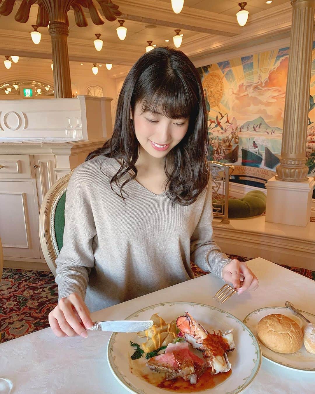関根ささらさんのインスタグラム写真 - (関根ささらInstagram)「#東京ディズニーシー にある #ssコロンビアダイニングルーム にてランチ🍽☀️🌈 . . ずっと行ってみたかったのだけど、先日親友ひなひの誕生日だったのでお祝いしに行ってきました🥳🥳よく一緒にお泊まりディズニーしてる安定の仲良し3人で♡ . . #ディズニークリスマス の #シーズナルメニュー #シェフのおすすめセット をいただきました🙏🍴どれも美味しくて感動しちゃった🥺💗 . . 最後のデザートに「Happy birthday」のプレートつけてくれてでてきました🎉ひな誕生日おめでとう〜〜🎂🧡🎈 . . #tokyodisneysea #tds #tdr #tokyodisneyresort #sscolumbia #sscolumbiadiningroom #disneyfood #disneyresort #disneyrestaurant #disneylunch #tokyodisney #東京ディズニーリゾート #東京ディズニーシー #ssコロンビア号 #ディズニーフード #ディズニーグルメ #ディズニー写真部 #ディズニーコーデ #大人ディズニー #ディズニーグラム #disneygram」11月7日 11時22分 - sasarasekine