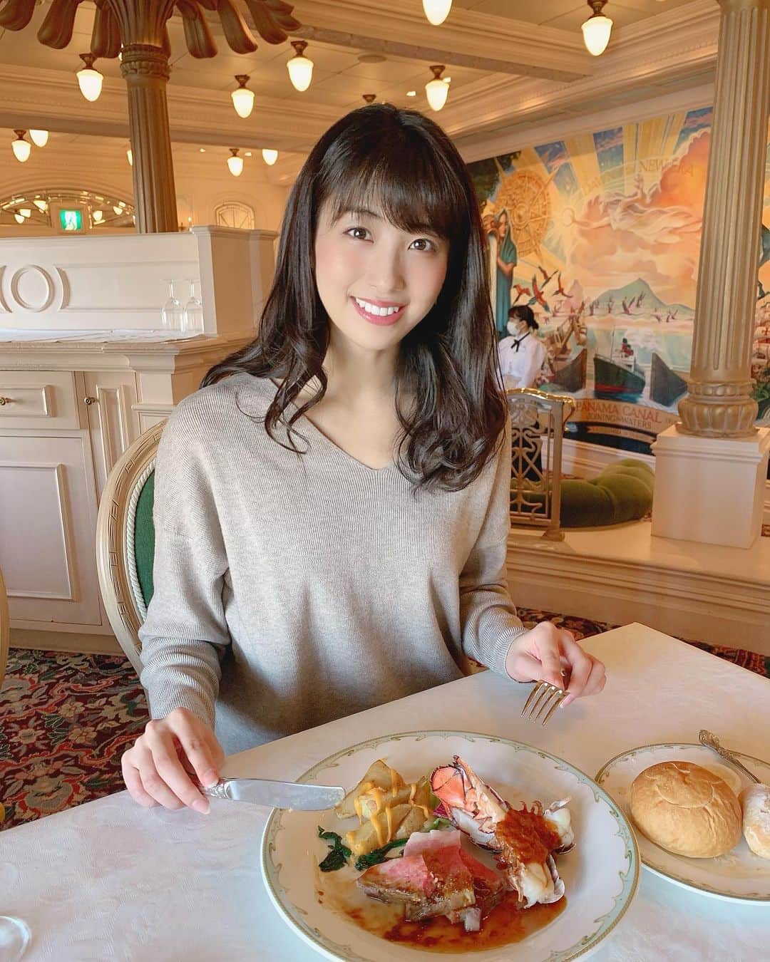 関根ささらさんのインスタグラム写真 - (関根ささらInstagram)「#東京ディズニーシー にある #ssコロンビアダイニングルーム にてランチ🍽☀️🌈 . . ずっと行ってみたかったのだけど、先日親友ひなひの誕生日だったのでお祝いしに行ってきました🥳🥳よく一緒にお泊まりディズニーしてる安定の仲良し3人で♡ . . #ディズニークリスマス の #シーズナルメニュー #シェフのおすすめセット をいただきました🙏🍴どれも美味しくて感動しちゃった🥺💗 . . 最後のデザートに「Happy birthday」のプレートつけてくれてでてきました🎉ひな誕生日おめでとう〜〜🎂🧡🎈 . . #tokyodisneysea #tds #tdr #tokyodisneyresort #sscolumbia #sscolumbiadiningroom #disneyfood #disneyresort #disneyrestaurant #disneylunch #tokyodisney #東京ディズニーリゾート #東京ディズニーシー #ssコロンビア号 #ディズニーフード #ディズニーグルメ #ディズニー写真部 #ディズニーコーデ #大人ディズニー #ディズニーグラム #disneygram」11月7日 11時22分 - sasarasekine
