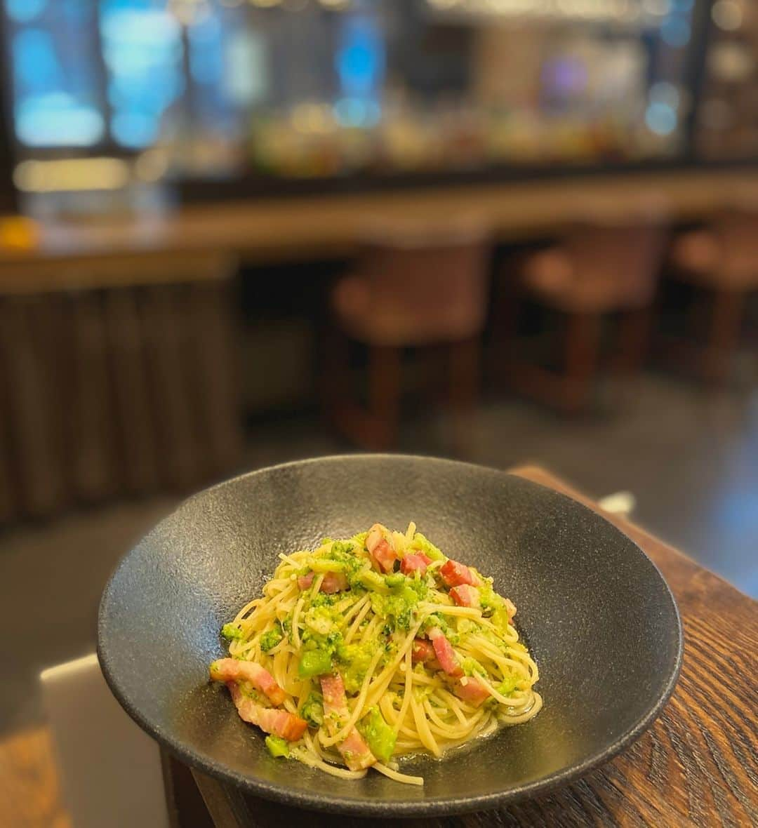 Courtyard by Marriott Tokyoのインスタグラム：「11:30～14:30（L.O.14:00) 平日 🍽️--6種類のランチセットに週替わりパスタが加わってリニューアル -😀 11月9日からの週替わりランチはホエー豚のベーコンとブロッコリーのスパゲティー！  厚切りで味わい深いホエー豚のベーコンと程よい硬さのカットブロッコリーを使って、シェフお勧めのスパゲティに仕上げました。  LAVAROCK Lunch 11:30～14:30（L.O.14:00) Weekdays 🍽️--Weekly Pasta starting next week 11/9-😀  Whey-Fed Pig Bacon and Broccoli Spaghetti Soft and small cut broccoli with thick cut high quality whey-fed bacon. The perfect mix to the perfect spaghetti.  Share your images by tagging @cytokyo and you might be featured on our Instagram page! 😎  #銀座 #レストラン #オフィスランチ #ホテル #東京駅 #京橋グルメ #京橋 #ランチ #東京 #マリオット #ランチセット #丸の内ol #東京駅 #京橋グルメ #京橋 #東京 #丸の内 #OL #美味しい #tasty #パスタ #和風パスタ #penne #pastalover #ペペロンチーノ #pasta #pastalove #foodporn #週替わり #週替わりランチ #週替わりパスタ #spaghetti #スパゲティ」