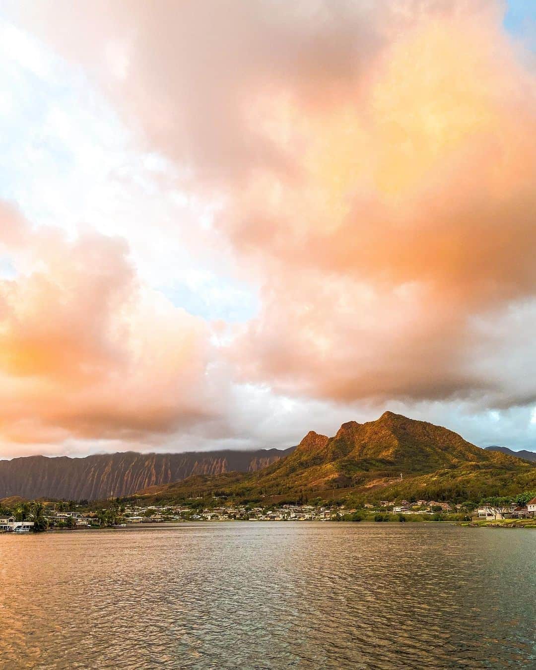 ハワイアン航空さんのインスタグラム写真 - (ハワイアン航空Instagram)「Colored tropical skies are a great start to a weekend. 😍⠀ ⠀ 📍 O‘ahu ⠀ 📷 @raquellependleton」11月7日 11時32分 - hawaiianairlines