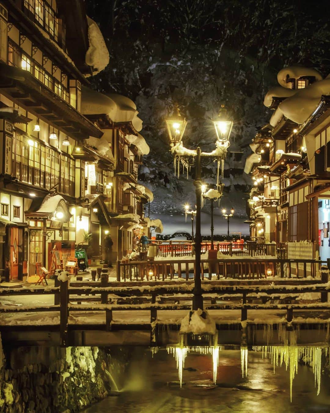 masayaさんのインスタグラム写真 - (masayaInstagram)「Ginzan Onsen  Yamagata Prefecture 「鬼滅の刃」と言えば大正時代、大正時代と言えばここ大正時代の多層建築が建ち並ぶ銀山温泉が思い浮かぶ。 夕闇せまり雪が積もる温泉街にガス灯が灯されると、昼間とはひと味違った大正ロマン溢れる情景が浮かび上がってくる。 この冬おすすめ」11月7日 11時42分 - moonlightice
