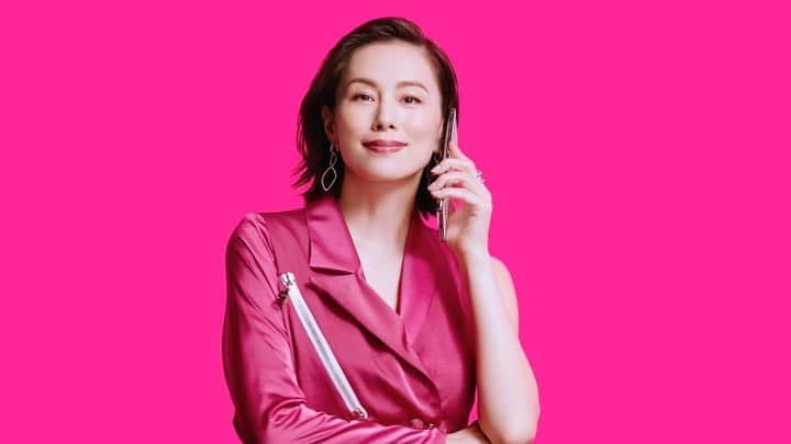 米倉涼子のインスタグラム：「みなさんこんにちは☀️﻿ 今日から、新しい楽天モバイルのCMが流れます﻿ 相変わらず元気いっぱいですが😅﻿ よろしくおねがいします〜😉📱✨﻿ ﻿ ﻿ Hi everyone!﻿ My new commercial will start airing from today !!﻿ Please check it out 😉📱✨﻿ ﻿ ﻿」