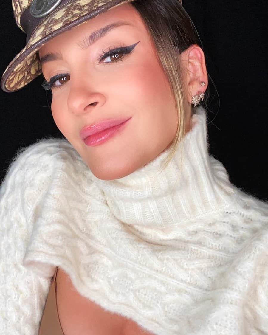 Claudia Leitteのインスタグラム：「Muito feliz!!! O clipe de #Rodou, com @wesleysafadao, já passou de 1 Milhão de views, tá caminhando pra 2, mas podemos chegar no 4 logo pra combinar com o trabalho que deu fazer isso em 4D 🤣OBRIGADA!!!!!」