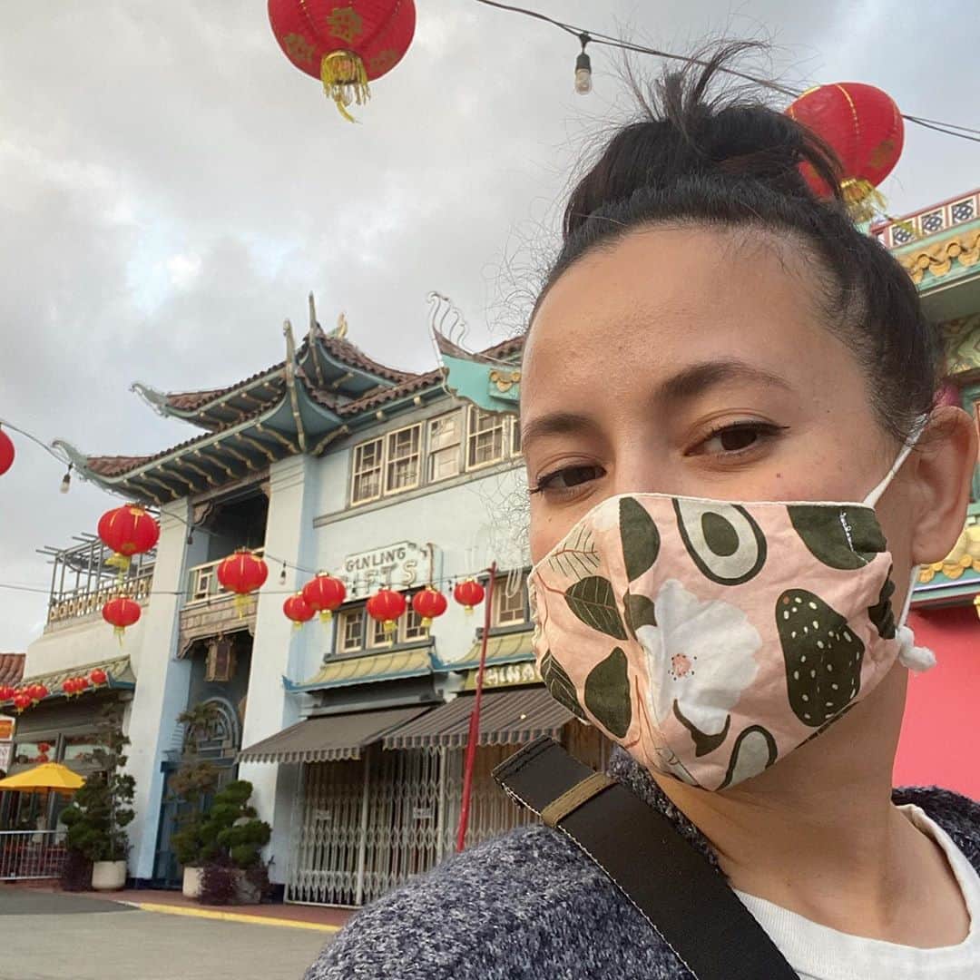 フリーディアのインスタグラム：「I’m smiling, I promise!  😷 Gloomy Chinatown is still so lovely ⛅️  マスクの下は笑顔でーす！ 曇りのチャイナタウンも素敵だね。 #chinatown #chinatownla #losangeles #california #cloudy #gloomy #rain #lovethisweather #friediamn」