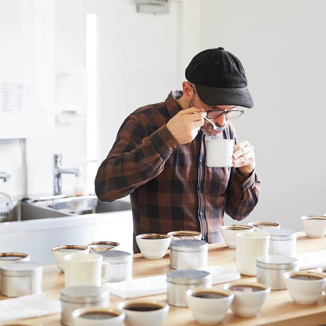 Blue Bottle Coffee Japanさんのインスタグラム写真 - (Blue Bottle Coffee JapanInstagram)「＜HOLIDAY SPECIAL ONLINE CLASS＞ ブルーボトルコーヒーでは、オンラインで開催するクラスをご用意しています。 ⁠⠀ ⁠⠀ ホリデー期間中は "Winter Blooms" をテーマに、おうちで楽しむコーヒー体験をより豊かにするホリデー限定のクラスを開催いたします。⁠⠀ ⁠⠀ みなさまのご参加をお待ちしています。⁠⠀ ⁠⠀ ⁠⠀ [ ドリップ クラス ]⁠⠀ ホリデーコレクション限定のドリッパー・マグ・コーヒー豆を使用した、おいしいコーヒーの淹れ方を学ぶクラス。⁠⠀ ・11/21(土) 10:00〜11:30 / 14:00〜15:30⁠⠀ ・12/ 5(土) 10:00〜11:30 / 14:00〜15:30⁠⠀ ・12/19 (土) 10:00~11:30 / 14:00~15:30⁠⠀ ⁠⠀ [ コーヒーカッピング クラス ]⁠⠀ ホリデー限定のコーヒー豆を含むシングルオリジンコーヒーやブレンドコーヒーなど、様々なコーヒーの特徴や風味を楽しむクラス。⁠⠀ ・11/29(日) 10:00〜11:30⁠⠀ ・12/13(日) 14:00〜15:30⁠⠀ ・12/20(日) 14:00〜15:30⁠⠀ ⁠⠀ [ フラワーアレンジメント ワークショップ ]⁠⠀ 中目黒カフェ2Fに店舗を構える「LIFFT」のフローリストが、オンライン上でお花や植物のお話をしながら、フラワーアレンジメントを楽しむクラス。⁠⠀ ・11/21(土) 14:00〜15:30⁠⠀ ・12/ 5(土) 14:00〜15:30⁠⠀ ⁠⠀ ＊オンライン クラスは、イベントページ「Peatix」よりWEBでお申し込みいただけます。⁠⠀ ⁠⠀ ⁠⠀ [ Peatix ]⁠⠀ ⁠https://bluebottle.peatix.com⁠⁠⠀ ⁠⠀ ⁠⠀ #ブルーボトルコーヒー⁠⠀ #ブルーボトルオンラインクラス⁠⠀ #BlueBottleCoffee⁠⠀ #BlueBottleHoliday」11月7日 11時43分 - bluebottlejapan