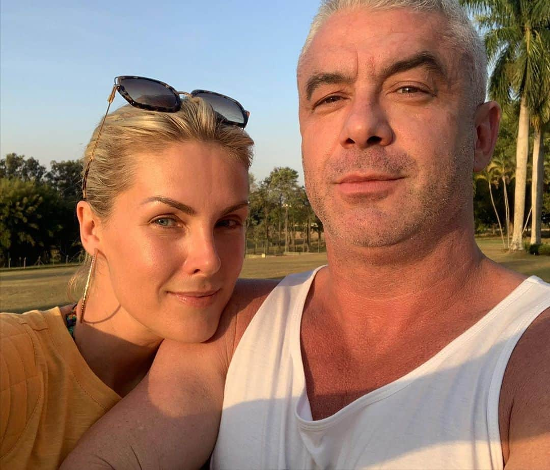 Ana Hickmannさんのインスタグラム写真 - (Ana HickmannInstagram)「Meu amor, meu herói, meu companheiro, meu amigo, meu guerreiro, meu marido, meu exemplo, meu tudo!!!! Como eu te amo!!! Não sei o que seria da minha vida sem você. Quero ficar bem velhinha ao seu lado. Tenho tantos sonhos que só podem ser vividos com você. Te amo! Te amo! Te amo pra sempre❤️❤️❤️ Meu Urso. Você merece todo o amor e carinho do mundo!! Feliz aniversário @alewin71」11月7日 11時48分 - ahickmann