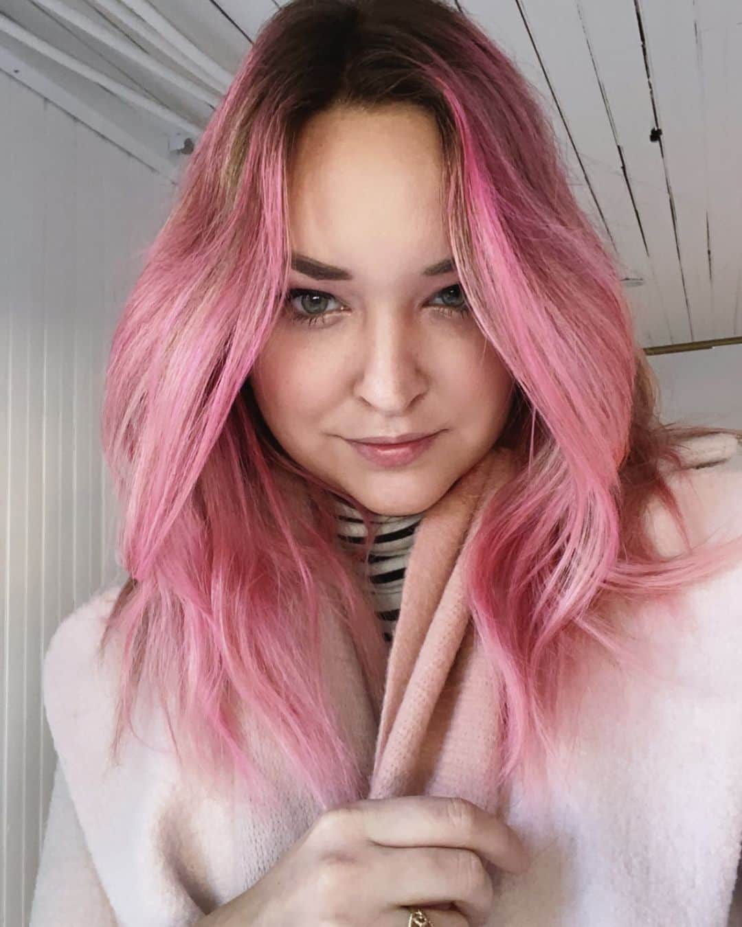 リズ・チェルカソワのインスタグラム：「I missed my pink hair. #hudsonny #ilovepink」