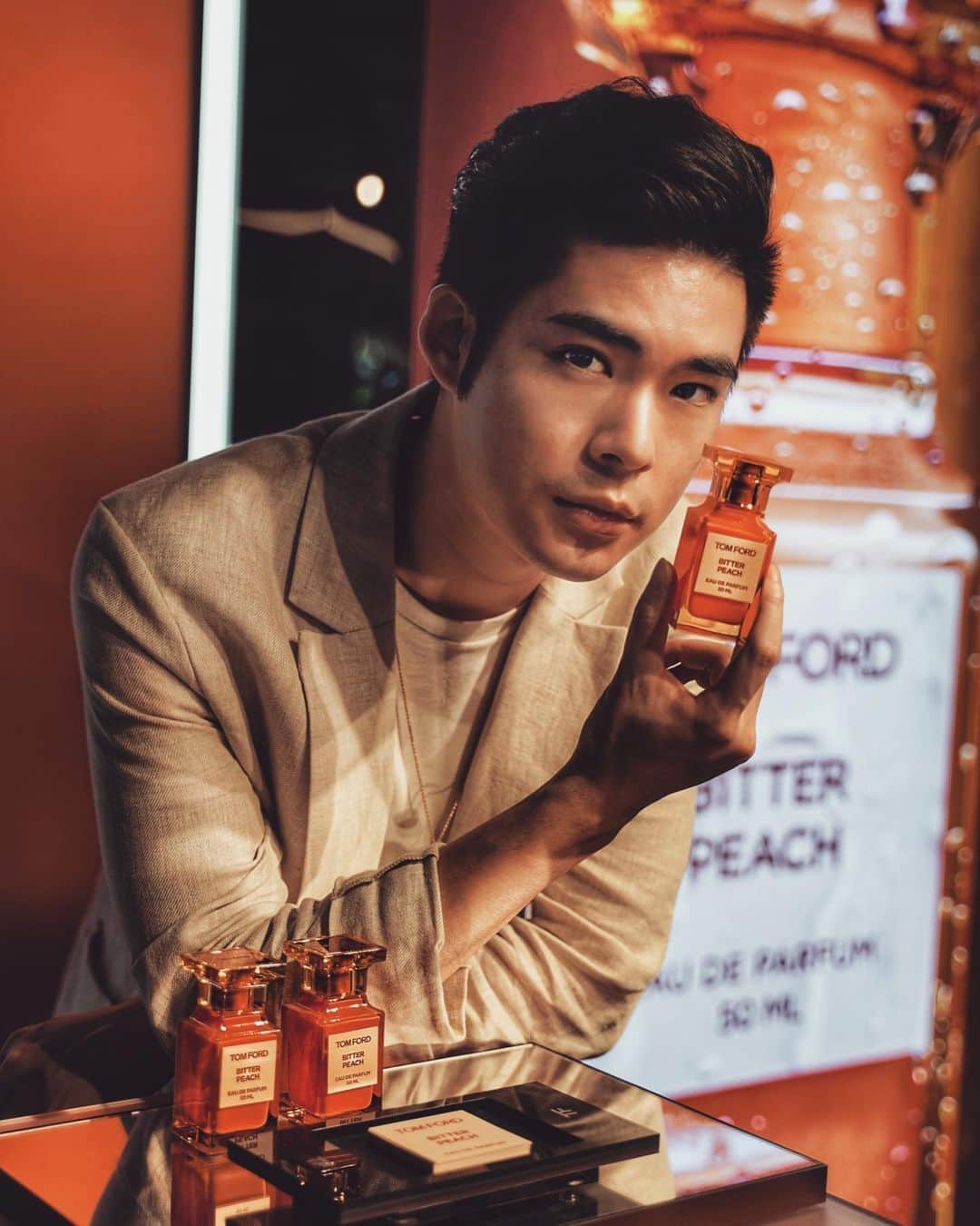 Christoffer Chengのインスタグラム：「Smelling bootylicious 🍑  #IMTFPEACHY #PRIVATEBLEND #TOMFORDBEAUTY @TOMFORDBEAUTY」
