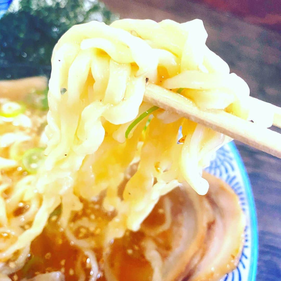 中華首藤さんのインスタグラム写真 - (中華首藤Instagram)「🍥🍥🍥  念願の(^.^) #新しいおおいた  #大分 #大分ランチ #ラーメン #麺すたぐらむ #初来店  #大分市府内町 #嫁の中華そば #ウチの嫁ではありません #鶏中華そば #豚中華そば #旦那の推しメン #大盛 #ゴマ入れたら美味しい  #しょうが入れるとさらに美味しい #ラーメン好きな人と繋がりたい  #めっちゃ美味しい #人気　 #男性　#女性　#みんな好き  #大分県 #熊本県 #中九州タレント #テレビ　#ラジオ　#出演中 #中華首藤」11月7日 12時00分 - chuuka_shutou