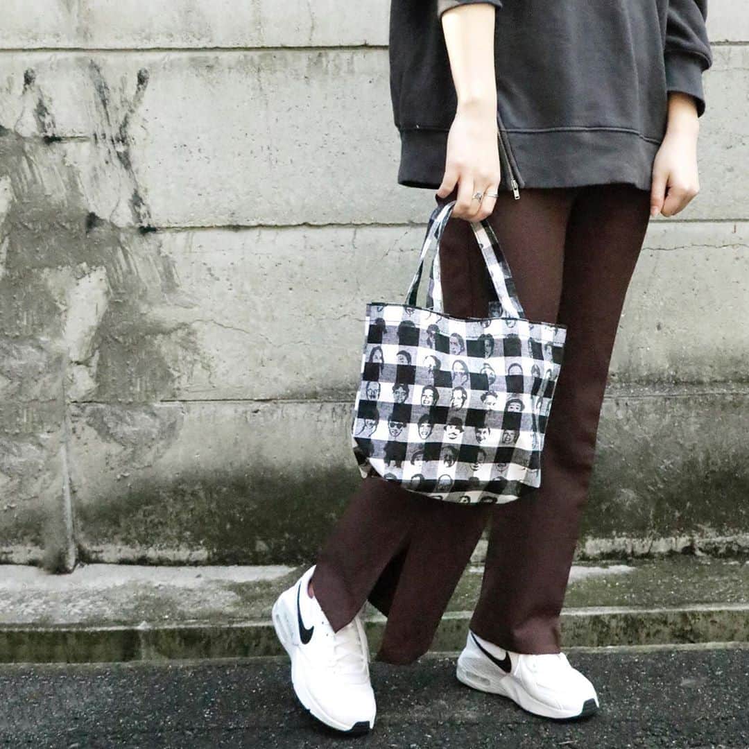 ASOKO ZAKKA STOREさんのインスタグラム写真 - (ASOKO ZAKKA STOREInstagram)「＝buggy Check Series＝﻿ (オンラインストアお取り扱い商品)﻿ ﻿ ﻿ ASOKOで大人気buggy柄シリーズから﻿ 黒を基調としたかっこいいチェック柄シリーズをご紹介！﻿ ﻿ ﻿ お弁当入れに便利なランチバッグ﻿ ﻿ ﻿ マチがあるので見た目よりしっかりと荷物を入れることができ、﻿ ちょっとしたおでかけやお買い物にもおすすめです。﻿ ﻿ ﻿ ﻿ ﻿ ■ランチバッグ　税込440円﻿ ﻿ ﻿ ﻿ ××××××××××××××××××××××××××××﻿ ﻿ 店舗により在庫・品揃えが異なります。﻿ お問い合わせは各店舗までお願いいたします。﻿ なお、取り寄せ・取り置きは行なっておりませんのでご了承くださいませ。﻿ ﻿ ×××××××××××××××××××××××××××﻿ ﻿ #ASOKO﻿ #buggy﻿ #buggy柄﻿ #バギー柄﻿ #ランチバッグ﻿ #チェック﻿ #check」11月7日 11時58分 - asokojpn