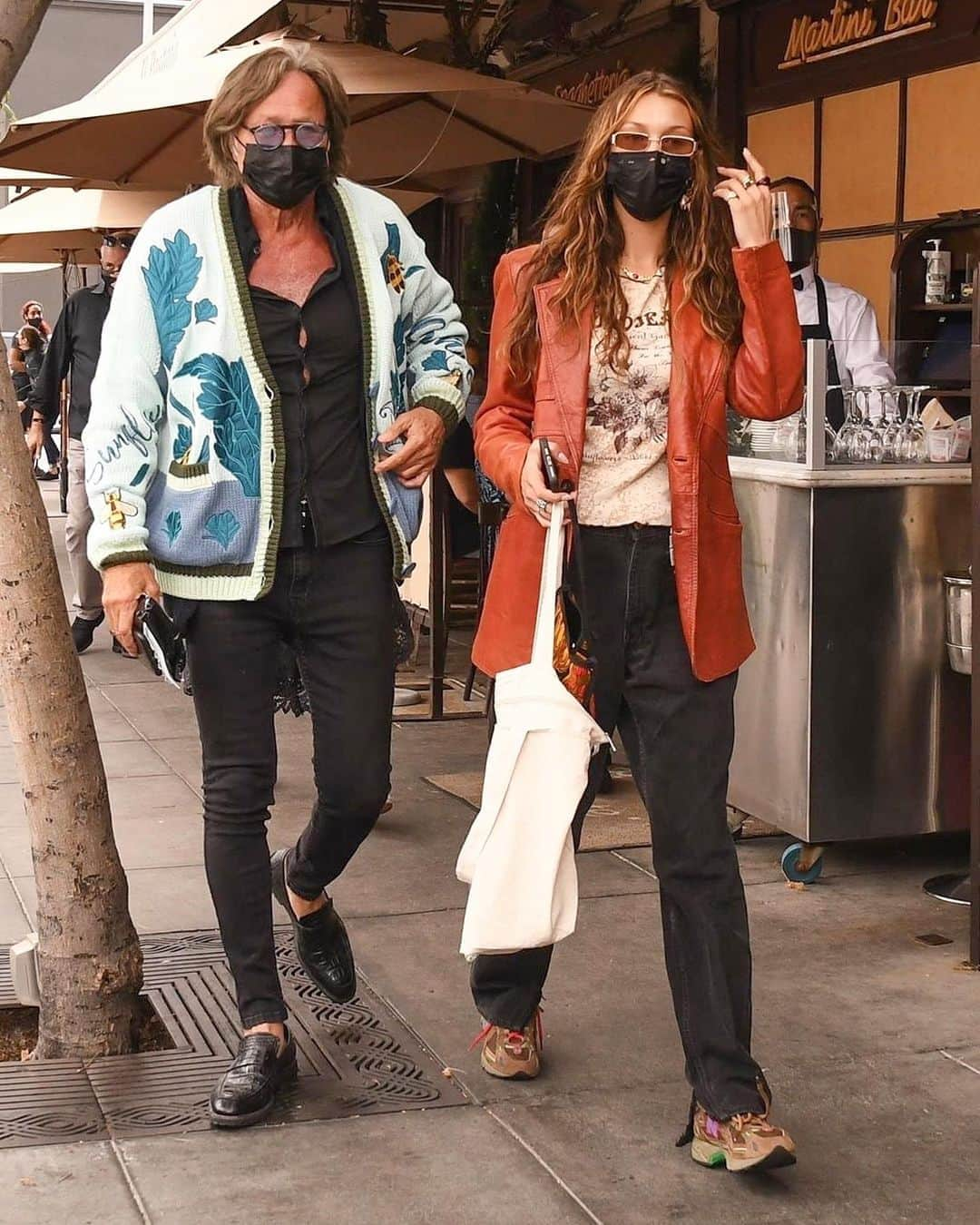 Just Jaredさんのインスタグラム写真 - (Just JaredInstagram)「@bellahadid took her dad @mohamedhadid out for lunch today to celebrate his 72nd birthday! #BellaHadid #MohamedHadid Photos: Backgrid」11月7日 12時09分 - justjared