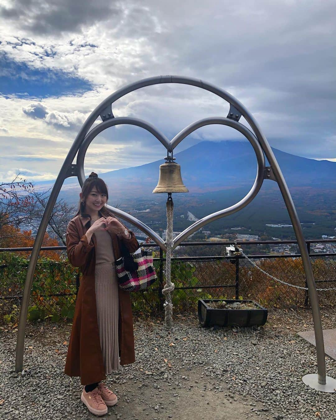 尻無浜冴美のインスタグラム：「松茸狩り日帰りバスツアー🚌💨💖 かちかち山来たよ♪ たぬきvsうさぎ ロープウェイから見える紅葉が綺麗🍁 秋の味覚松茸、堪能します(／-＼*)✨  #富士山  #fuji  #カチカチ山 #カチカチ山ロープウェイ  #バスツアー #バスツアーの旅  #河口湖」