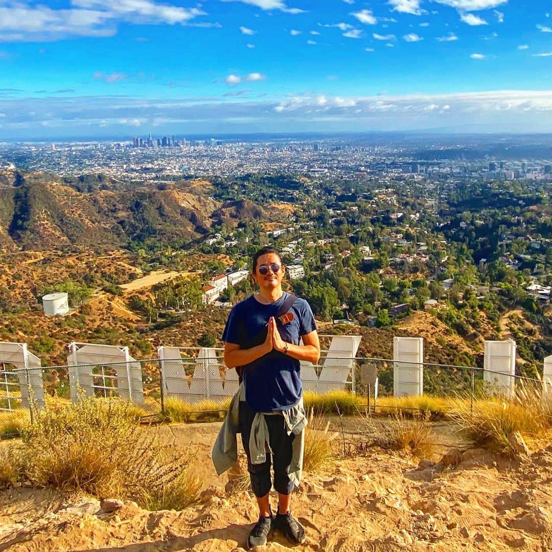 鈴木一真のインスタグラム：「LAのシンボル、ハリウッドサインを参詣しました。  Finally, I hiked to the Hollywood sign, the landmark of LA.  参道？山道？はなかなかのトレッキングコースでした⚡︎  #Hollywoodsign #HollywoodHills #HollywoodLand #LALALand #ハリウッドサイン #ハリウッド神社 ⛩」