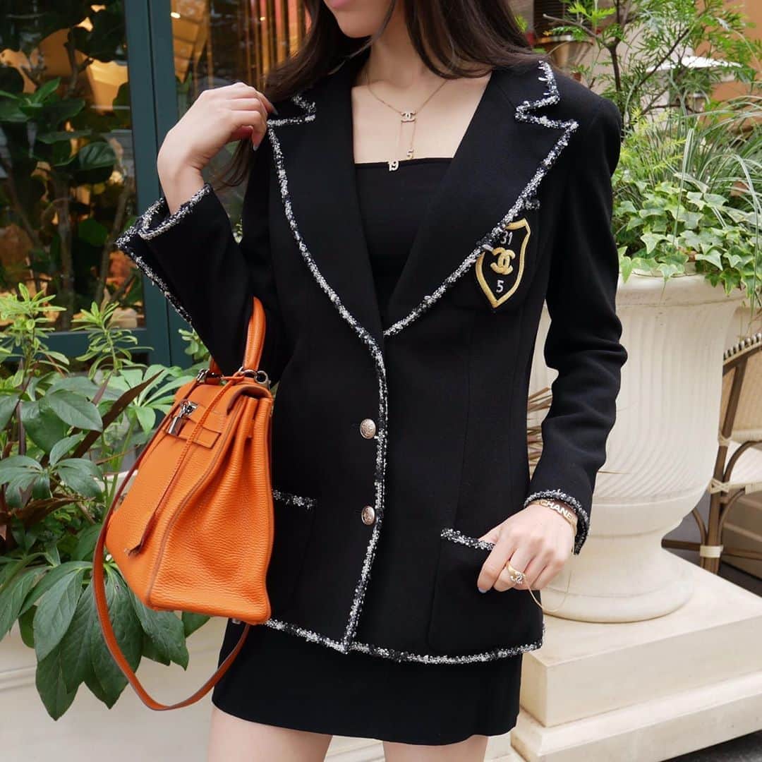 Vintage Brand Boutique AMOREさんのインスタグラム写真 - (Vintage Brand Boutique AMOREInstagram)「Chanel wool jacket. Size 38.   ★This item is only available at the store but we accept orders by DM. Please DM us if you are interested in the item!   Free Shipping Worldwide 📩DM for more info and pricing ➡️info@amorevintagetokyo.com   #AMOREvintage #AMORETOKYO #tokyo #Omotesando #Aoyama #harajuku #vintage #vintageshop #ヴィンテージ #ヴィンテージショップ #アモーレ #アモーレトーキョー #表参道 #青山 #原宿#東京 #chanel #chanelvintage #vintagechanel #ヴィンテージ #シャネル #ヴィンテージシャネル #シャネルヴィンテージ #amorewardrobe #アモーレワードローブ」11月7日 12時07分 - amore_tokyo