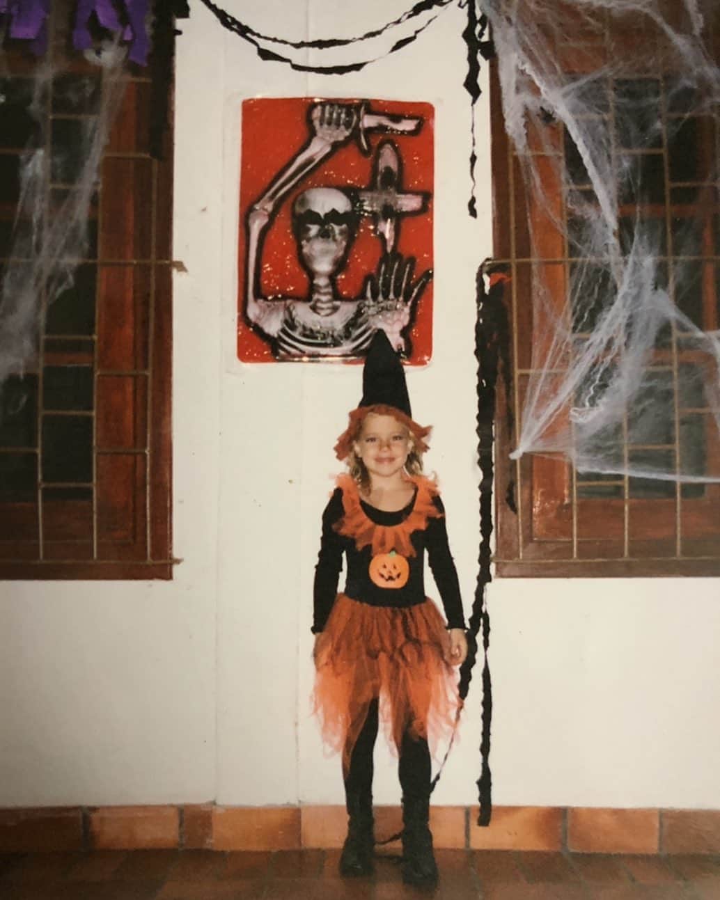 Alice Wegmannのインスタグラム：「até quando pode postar foto de halloween」