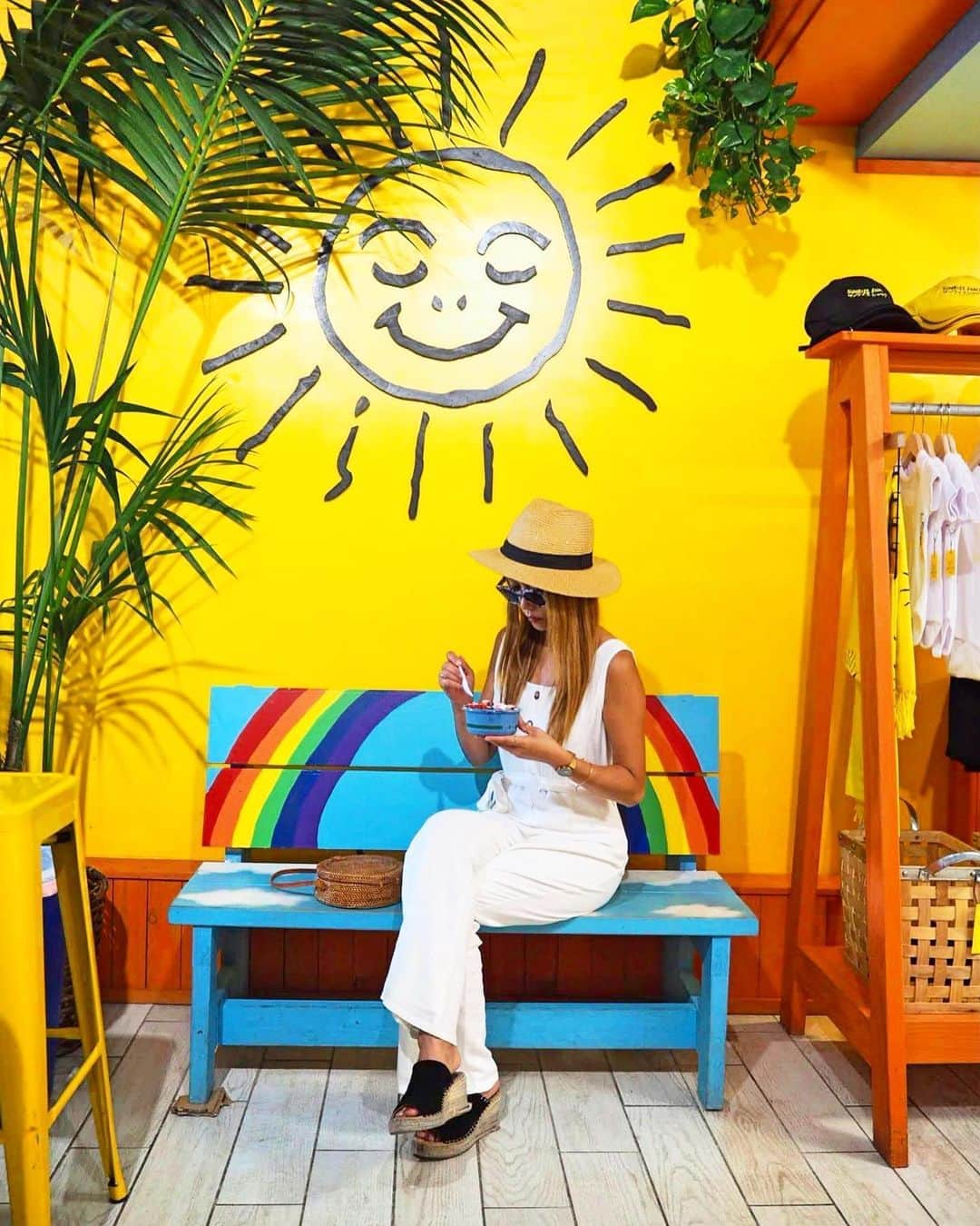 shihoのインスタグラム：「💛🌞💛🌞💛 ・ 📍The Sunrise Shack Waikiki ・ ここも何度も載せている お気に入りカフェの1つ。 店内は可愛すぎて 元気になれちゃうはっぴー空間♡ ・ 大好きなのは アンチエイジングに効果がある 〝ブルードリームボウル” 見た目可愛くて インパクトたっぷりのすーぱーふーど。 アンチエイジングに効果があると聞いたら 食べずにはいられない🤭💛 ・ #hawaii#islandofoahu#oahu#ハワイ#trip #オアフ島#travel#loco_hawaii#travel_jp #funtorip#タビジョ#旅MUSE#genic_travel #genic_mag#たびねす#旅行#genic_hawaii #sunriseshack#waikiki#ワイキキ#cafe#shop #honolulu#acaibowl#food#sweets#oahuhawaii #tabijyomap_hawaii#lealeahawaii#2020」