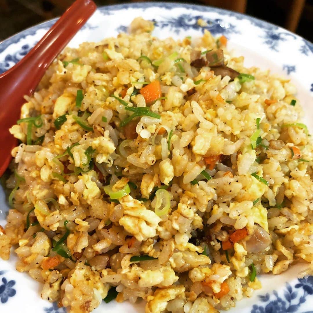 のインスタグラム：「「食堂 うえまつ」昭和な感じで最高でした！！焼き飯&マカロニサラダ美味しい！STINGRAY会場から徒歩1分！  香川県高松市常磐町1-7-18  https://tabelog.com/kagawa/A3701/A370101/37007394/」