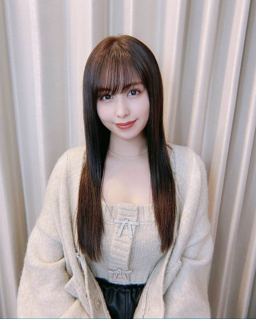 宮下舞花さんのインスタグラム写真 - (宮下舞花Instagram)「美容院にいったよ〜な写真♡💇‍♀️ ずっと赤っぽいカラーをしてたんだけど気分転換でくすみっぽい感じのカラーをしてもらったよ！ . . 前髪の透け感がお気に入り✌︎だがしかし、幼くみえるね〜なんでだろ🥺♡」11月7日 12時25分 - maikamaimaika