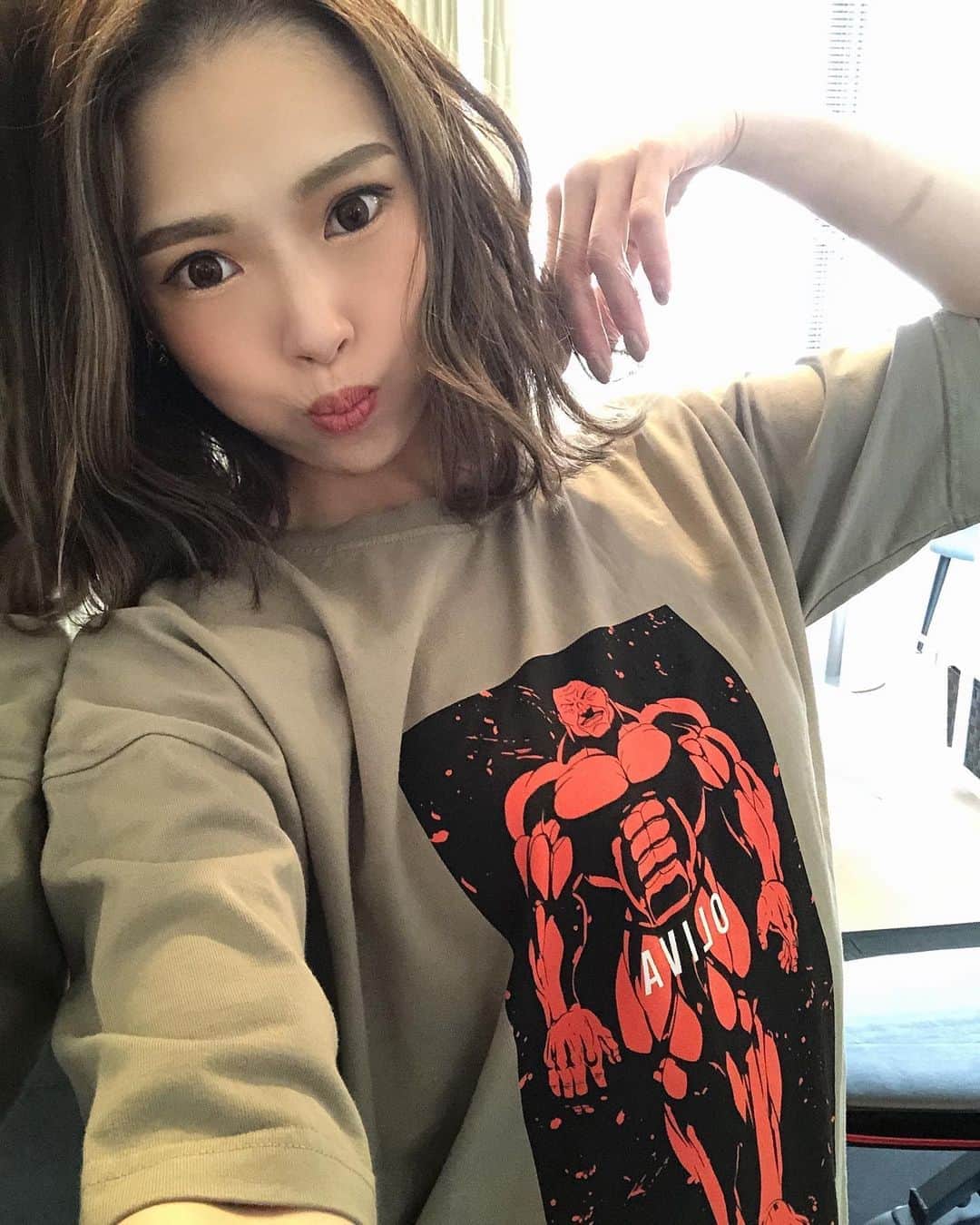 川戸沙羅のインスタグラム：「これは買わずにはいられなかったオリバTシャツ💪🏾🌟  でもね、本当の本当の本当は克巳が1番好き🥋 なんか、硬派で。好き。笑  カーキとオレンジ可愛い🍊  #刃牙 #刃牙道  #ビスケットオリバ #tシャツコーデ  #筋トレ #筋トレ女子 #筋トレダイエット #パーソナルトレーニング  #女性パーソナルトレーナー」
