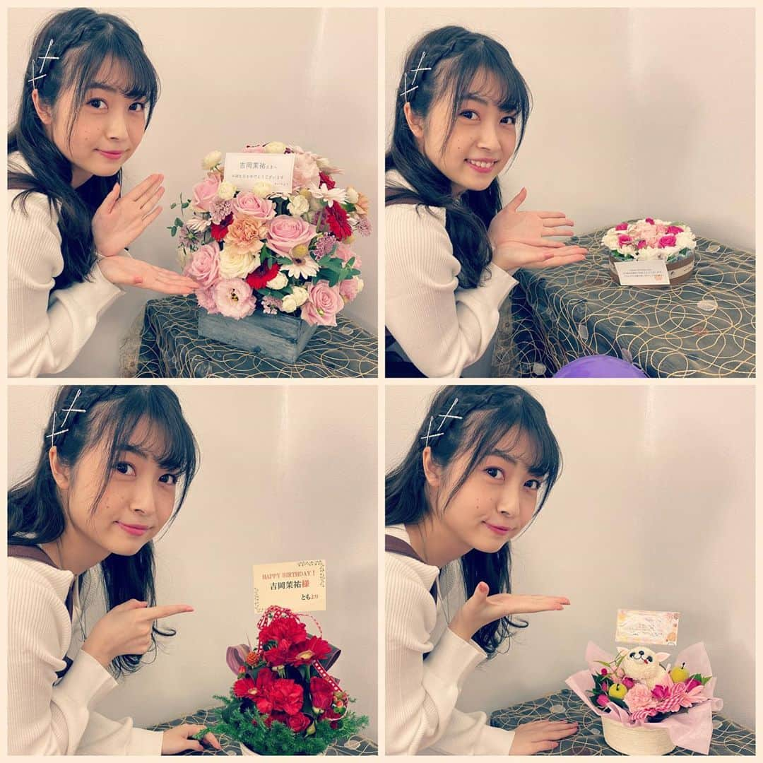 吉岡茉祐さんのインスタグラム写真 - (吉岡茉祐Instagram)「昨日もらったお花たち💐  イベントもなかったから、ずらっとお花が並ぶ姿を見て、とても感動しました🥺 全てのメッセージにありがとうの気持ちを込めて写真におさめておきます。  お手紙やメッセージ、寄せ書きなどたくさんありがとうございました！ 既に事務所に届いていた分は受け取り、読ませていただきました。  これからも少しずつ、恩返しできるように頑張ります✨  #吉岡茉祐生誕祭2020  #いつもありがとう」11月7日 12時35分 - yoshioka_mayuc