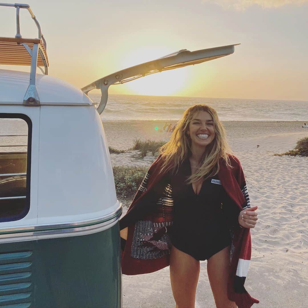 アシュリー・ハートのインスタグラム：「This smile pretty much sums up today! When work, passion and amazing people align. ✨🙌🏻🤍」
