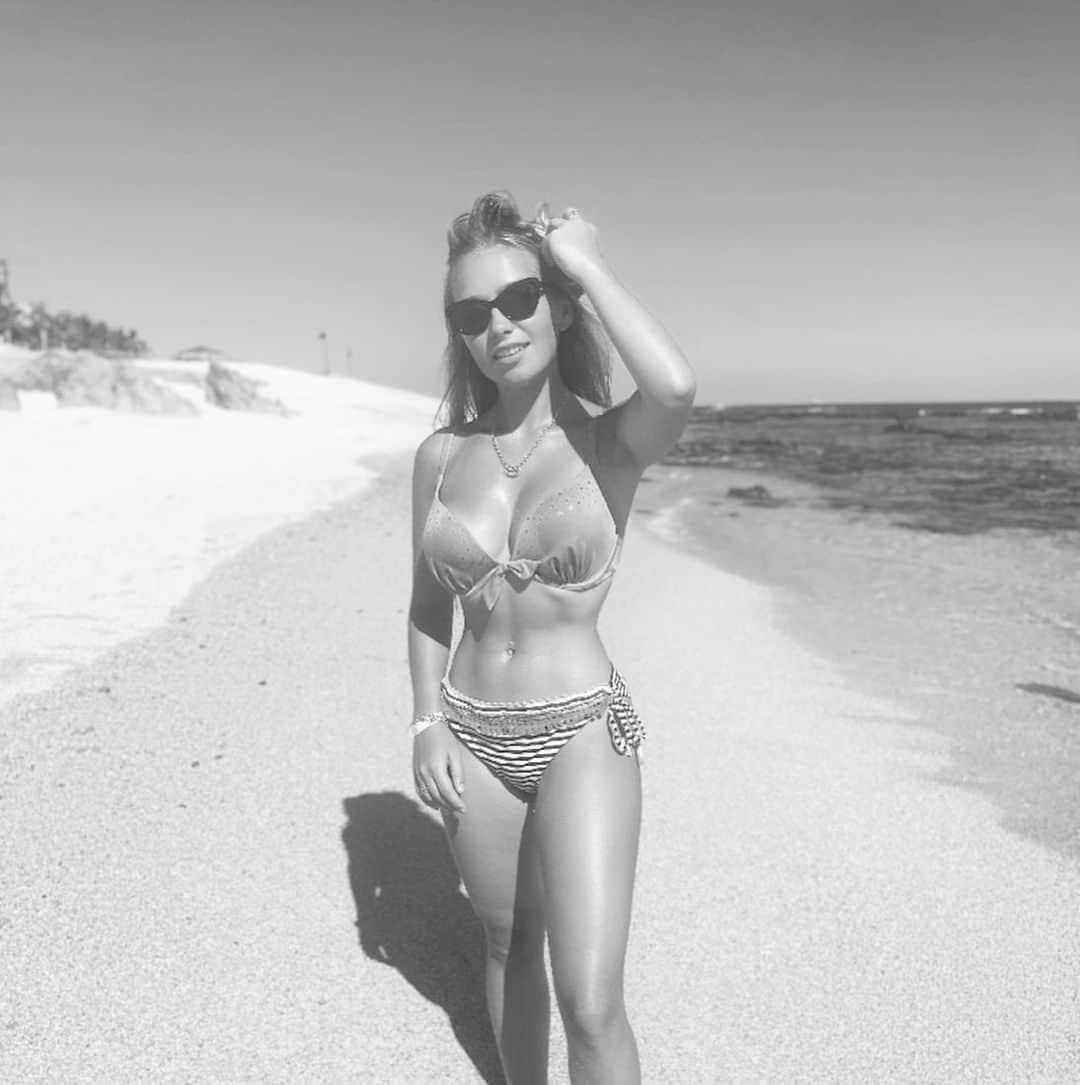 コニー・タルボットのインスタグラム：「B&W because I wasn’t wearing a matching bikini which you would never know but I just said anyway 🤣ahh」