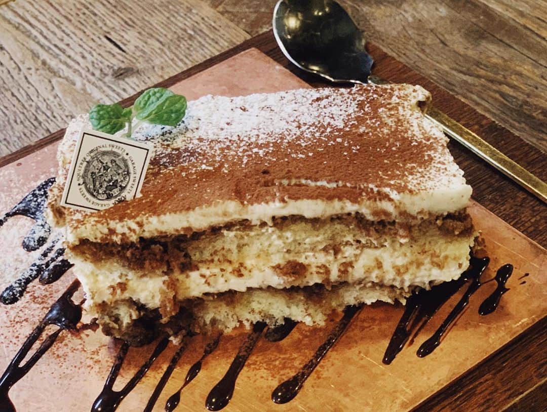 る鹿さんのインスタグラム写真 - (る鹿Instagram)「Yummy yummy 🍽✨❤️ Simple happiness from dessert 🧁 Maybe u just need #tramisu」11月7日 12時31分 - luluxinggg