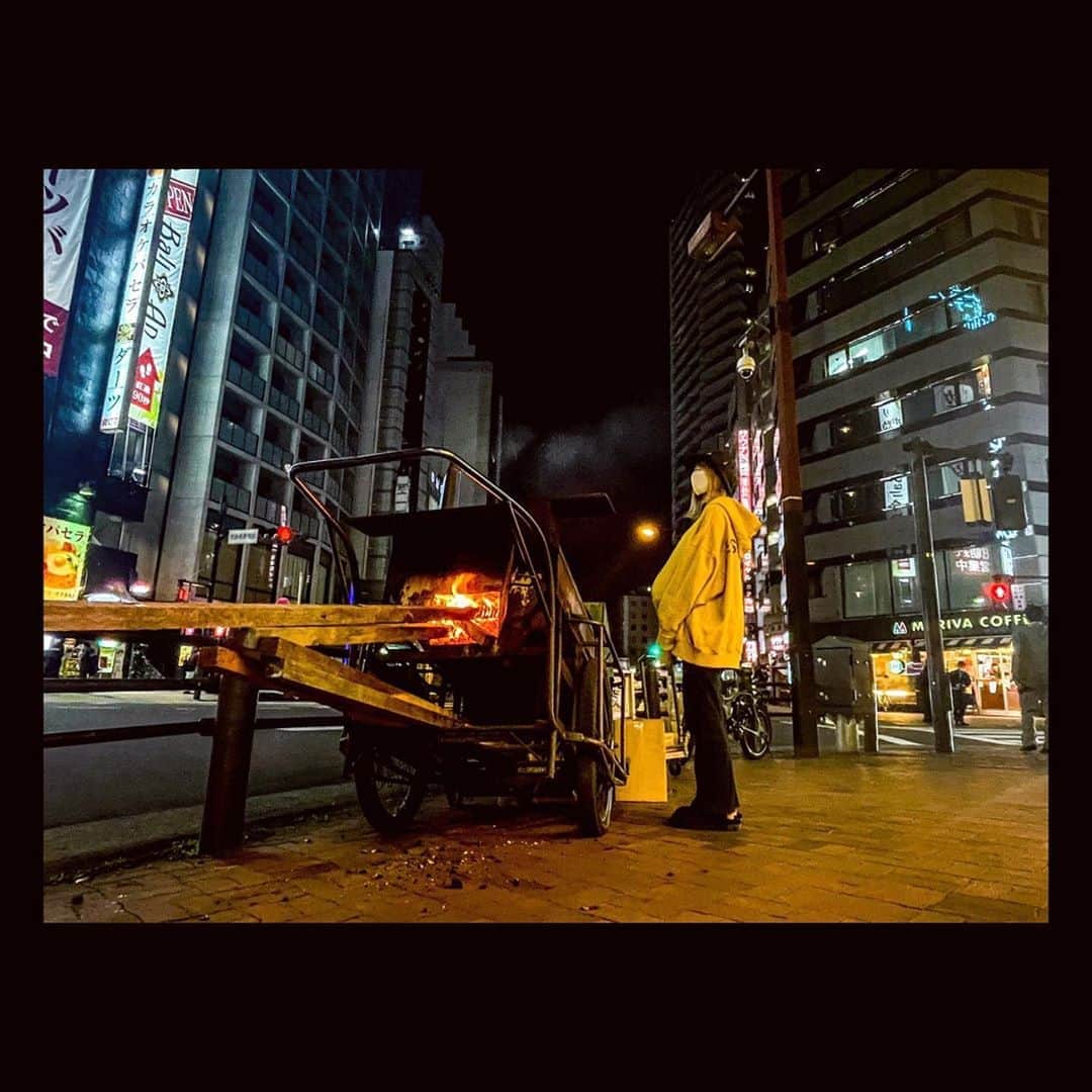 高橋由真さんのインスタグラム写真 - (高橋由真Instagram)「Photo by @toshiki0410   台車だけが置いてあって、人が居なくて買えない焼き芋屋さん。🍠  #photo #photography #焼き芋 #映え #📷 #🍠」11月7日 12時41分 - yumachi1021
