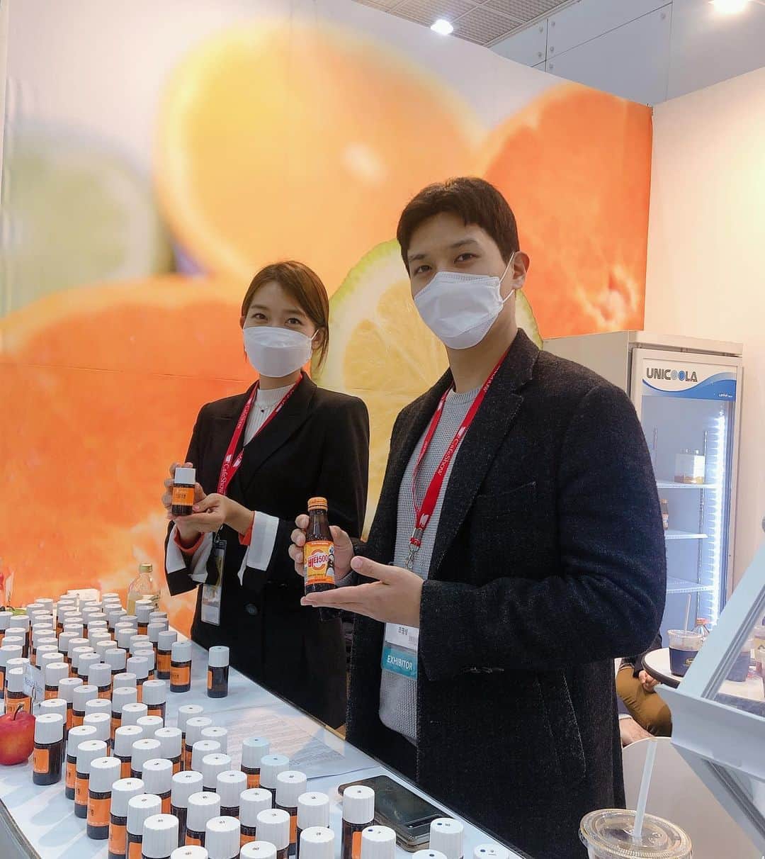 イ・ミンジのインスタグラム：「#서울카페쇼2020 마지막 날이네요! 코엑스 A420 아로마라인 부스에서 향료의 모든 것을 알려드릴게요🥰 시향 하러 오세요🤩 🍇🍎🍊🍋🍍🥥🍏🍌🍓🍈 🌽🥐🍕🍟🧀🧈🍠🥔🧅🧄 #서울카페쇼」