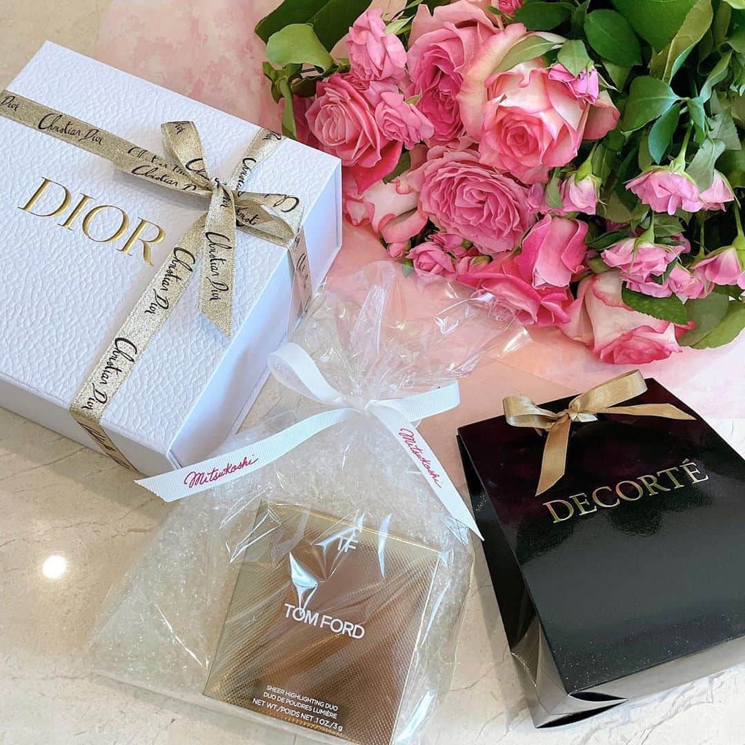 のインスタグラム：「みんなからのプレゼント🎁🥺💞  ついこの前、結婚祝いをしてくれたばかりなのに、お誕生日も改めてお祝いしてくれるなんて、みんなどれだけ優しいの😭💗💗  さゆちゃんから、コスメデコルテのフェイスパウダー✨ いつもベースメイクの仕上げにパウダーするから嬉しい😍 ピンクの花束もドンピシャにタイプなお花と色合いで可愛すぎるよ😭💕  さとみんからトムフォードのハイライト✨ トムフォードのコスメ初めてかも🥰❣️ ハイライトも私のメイクで必須アイテムだから嬉しい💞💞  そしてあきちゃんからのプレゼントは、前に１回載せたけどせっかくなので改めて💓ボディーオイル、この時期は乾燥が気になるし大好きなミスディオールの香りだし嬉しい🥳🎀  それにしてもプレゼントのラッピングのリボンって可愛いよね〜😍❤️  幸せ(*´ω`*)🤍  #present #gift #birthday #プレゼント #ラッピング #ギフト #誕生日 #誕生日プレゼント」