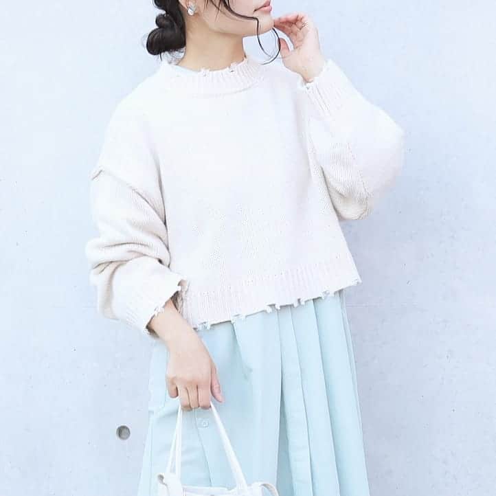 Eri Satoのインスタグラム：「white×mintgreen×blackコーデ · knit,shirt: @rectangle_official  one-piece: @reedit_official bag: @beaure_official pierce: @joueri shoes: @outletshoes_official · @rectangle_official の #ダメージクロップドニット 今季はダメージニット流行ってますね！！ 意外とほつれたりしないのよ😲 · 後ろもセンターシームになってて可愛い💛 スワイプして見てね！ 次はロングシャツ×パンツで合わせたいな🤔✨ · こちらのニットはzozotownで 1000円OFFクーポンが出てるからチェックしてみてね✨ · この日は久しぶりに家族4人で旅行でした☺️ · #rectangle_official#rectangle_code#rectangle#レクタングル#ニット#高身長コーデ#ママコーデ#カジュアルコーデ#ニットコーデ #秋コーデ#fashion#ootd#outfit#code#coordinate#style#ファッション#コーディネート#コーデ#プチプラ#プチプラコーデ#シンプルコーデ#mamagirl#locari#partegram#カジュアル#お洒落さんと繋がりたい」