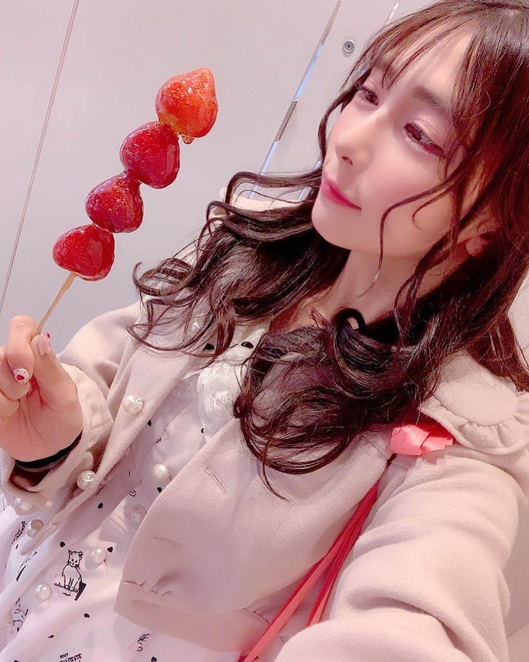 南沙羽さんのインスタグラム写真 - (南沙羽Instagram)「持ってるだけでかわいい🍓いちご . Q-potさんのいちごのアクセサリーがどれも可愛くて今度行ったらゲットしたいな❤︎#qpot  . . . #横浜中華街 #いちご飴 #食べ歩き  #お洒落 #かわいい #かわいい女の子  #自撮り女子 #セルフィー #selfie #selfiegirl  #ファッション #デートコーデ  #rosemarieseoir #ローズマリーソワール  #ankrouge #アンクルージュ #量産型 #量産型コーデ #量産型メイク  #instagood #instalike #instafood #instafashion  #フォロー #フォローミー #follow #followｍe」11月7日 12時49分 - sawaminagram