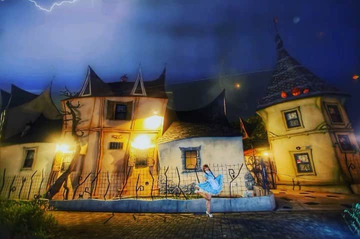 舘林佳史のインスタグラム：「ハロウィンナイト🎃👻 浜松に有る本物のゴーストハウスです😱👻☠️  ﻿ ༚┈❁┈༚༝༝༚┈❁┈༚༝༝༚┈❁┈༚༝༝༚┈❁┈ ༚༝༝༚┈❁┈﻿ ﻿ 誰でも物語の主人公になれる﻿ ﻿ をキャッチコピーにドラマや映画﻿ 物語のワンシーンの様なDramaticStoryPhot﻿ と言う名前で活動作品作りをしています。﻿ ﻿ 大好評のドラマティックフォトのご依頼は﻿ このクオリティーで30000円〜(ほぼ諸経費)﻿ で受け賜わっています)^o^( ﻿ ﻿ 素敵な作品を一緒に作りたい！﻿ コラボレーションしたい 美容師・メイクアップアーティストさん ・服飾デザイナーさんクリエイターさんも随時募集中です✨﻿ ﻿ お姫様になりたい👸物語の主人公になってみませんか^ ^⁉︎﻿ ﻿ たった一枚の写真で人生が変わる‼️﻿ ﻿ ✨作品作り体験モデルに興味がある方 ドラマティックフォト依頼 撮影依頼 体験モデル募集①お名前②地域③年齢④身長⑤LINE ID⑥応募理由やお問い合わせ内容⑦最近の髪型スタイルの分かる写真をDM下さい✨📩﻿ ﻿ モデル宣材撮影 コンポジ Book作り プロフィール撮影 ブライダルフォト記念撮影 衣装レンタル 成人式 着物 ドレスロケーションフォト スチール サロンモデル撮影 写真集等撮影のご依頼何でもお気軽にお問い合わせDM下さい✨📩 ﻿ ﻿ ༚┈❁┈༚༝༝༚┈❁┈༚༝༝༚┈❁┈༚༝༝༚┈❁┈ ༚༝༝༚┈❁┈ ﻿  ﻿ #ハロウィン🎃#ハロウィンコスプレ#ゴーストハウス#浜松 #ディズニー #model#photo#カメラマン#ロケーションフォト#ロケ撮影#カメラマン#photographer#モデル募集#ポートレートモデル募集#スナップ撮影#ポートレート部#写真#カメラ﻿ #portrait #portrait_star #jj_allportraits #tv_soul #tv_people #phototag_peop﻿ le #rsa_portraits #portmood #bestphotogram_portraits ﻿ #fix_studio#heart_soul_portrait」