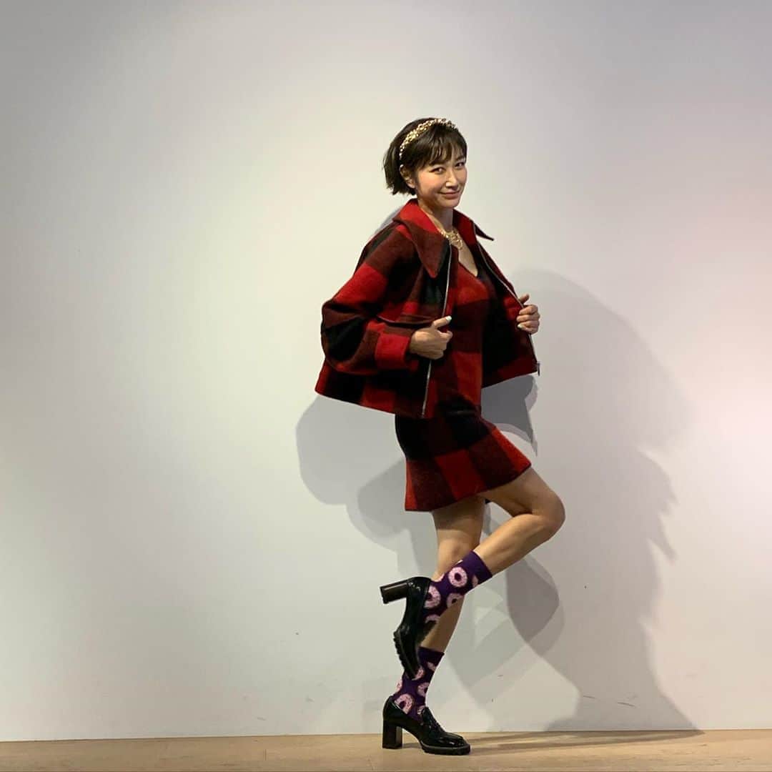 ピョン･ジョンスさんのインスタグラム写真 - (ピョン･ジョンスInstagram)「들어는 봤니?  3분에 16번 갈아입기!😹광고  H&M 쇼룸에서 유툽 촬영 했어요  모델 출신이라 얼마나 옷을  빨리도 갈아 입는지 ㅡ  뭐든 즐겁게 촬영하는 변양! 주말도 즐겁게  샤워도 즐겁게 #shasha 먹는것도 즐겁게 📍네이버TV▶️pyeonshow 📍유툽▶️나는변정수다」11月7日 12時56分 - hoyatoya