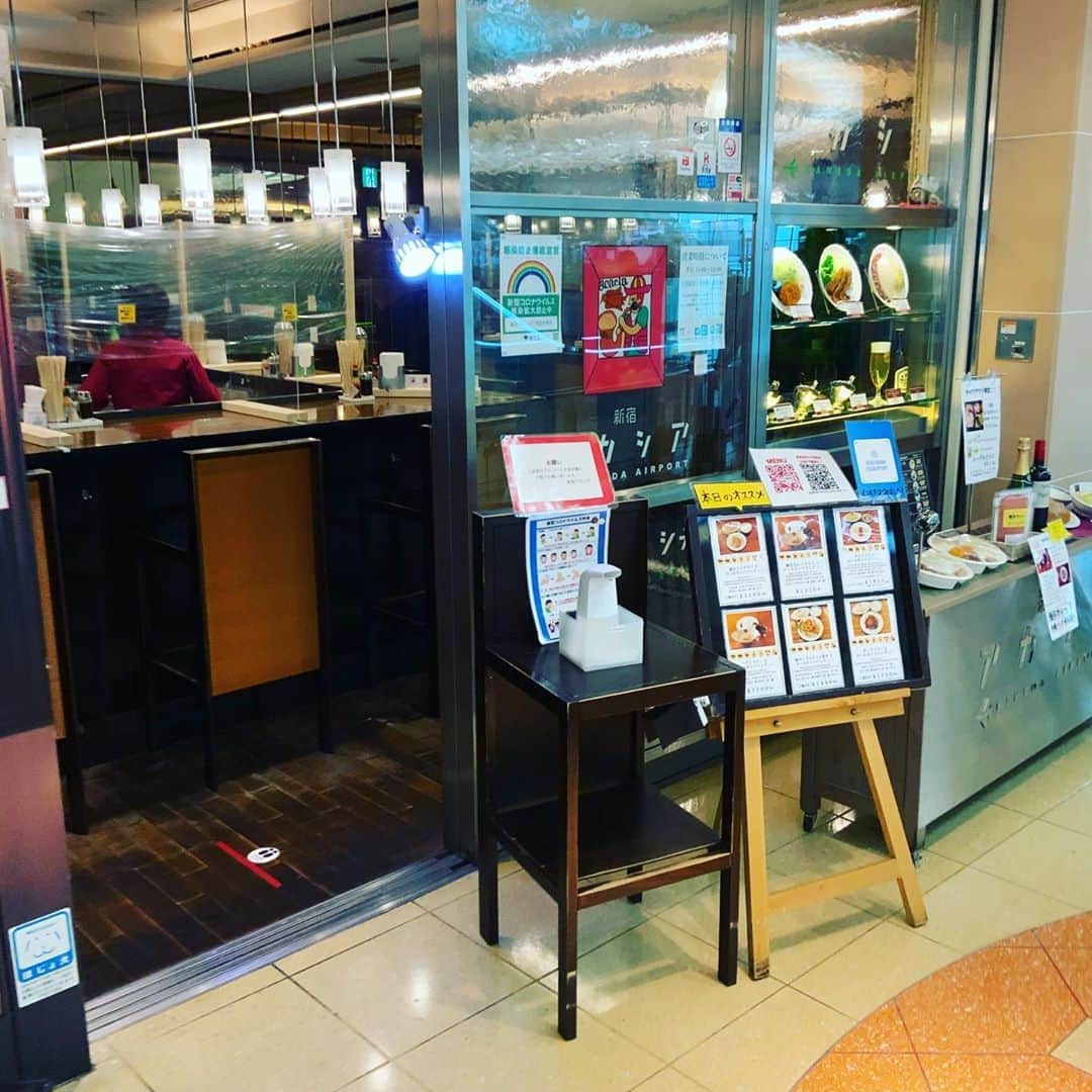 のインスタグラム：「羽田空港第2 アカシアの豚ミンチ&ロールキャベツ定食！ 空いてたから入ったけど、辞めといたら良かった！ 17時関西テレビこやブルスポーツ生放送へ」