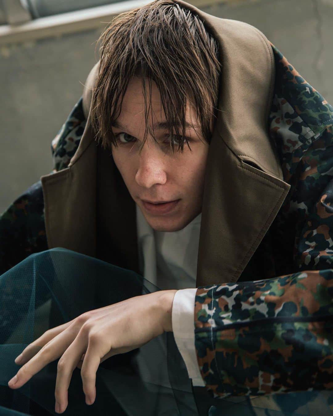 倉岡晋也のインスタグラム：「Thanks ✔︎ Again good team and well made clothes. I should to have this army fabrics patchwork tailor coat :) @renomaparis_jp FW20 with @light_worker_boy @__genya__ @mahirowatanabe @nikita__0709 @danil_____17 @untlim AD&Stylist @shinyakuraoka #mensstyle #renomaparis」