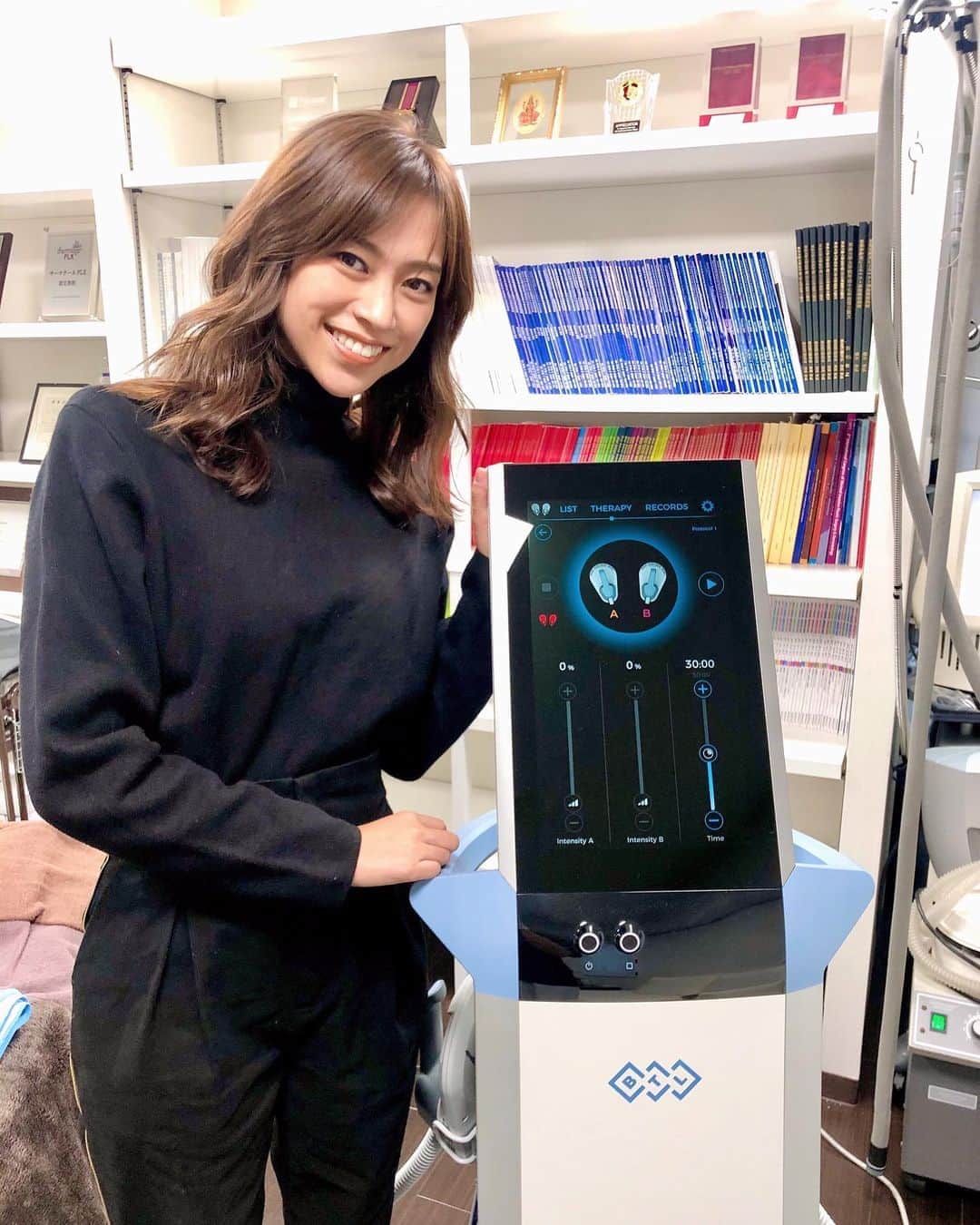 紺野ゆりのインスタグラム：「いま、 半蔵門にあるクリニックFで、 『エムスカルプト』という技術を使って、  “一か月でゴルフの飛距離が伸びるのか？！”  というのを、雑誌の企画で検証することになりました❣️  『エムスカルプト』は 筋肉を効率よく鍛えるもので、トレーニングでは届かない皮下7センチまで到達します。一回30分の治療で2万回の効果👀 元々美容がメインで、ヒップアップやシェイプアップに効果があったのですが、この技術で筋肉が鍛えられることにより、飛距離が伸びると言われているそうです。  ヒップアップや筋力アップする上に、飛距離まで伸びたら、、、最高すぎる。。🥺❤❤  先週からスタートしたんですが、終わった後のあの筋トレ後のどっとくる疲労感と、お尻のハリを早速実感しました☆まだ2回しかしてないけど、お尻の形状が変わってきた感じ😍本当にすごいです。  ちなみに飛距離アップには、”握力”も必要だそうで、 今回は ・お尻 ・お腹 ・腕 の三ヶ所を施術してもらってます。  一か月後、計測したらまたお知らせします❣️ * * * #yurigolf🦋 #エムスカルプト#筋力アップ#golf#golfstagram#ゴルフ女子#飛距離アップ#ゴルフ#クリニックF」