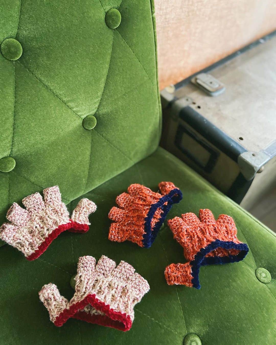 蓮沼千紘さんのインスタグラム写真 - (蓮沼千紘Instagram)「New 🧤itsy-bitsy gloves ❄️. . . comingsooo⏩⏩⏩ooon. . . 11/18start @oilbybt  . . . イヤリングやチョーカーの他アクセサリーとしてのグローブを提案します。  itsy-bitsy gloves  色展開、サイズ展開予定しています。 女性も男性も身に付けることを楽しんで欲しいです。 着けたままいろいろやりやすく、ミニマルだけどあったかい♨️ ギフトにも🎁  #itsybitsygloves #aneddy #knit #knitwork #handwork #chihirohasunuma  #oilby美術手帳 #美術手帳 #渋谷PARCO」11月7日 13時11分 - knitchihiro